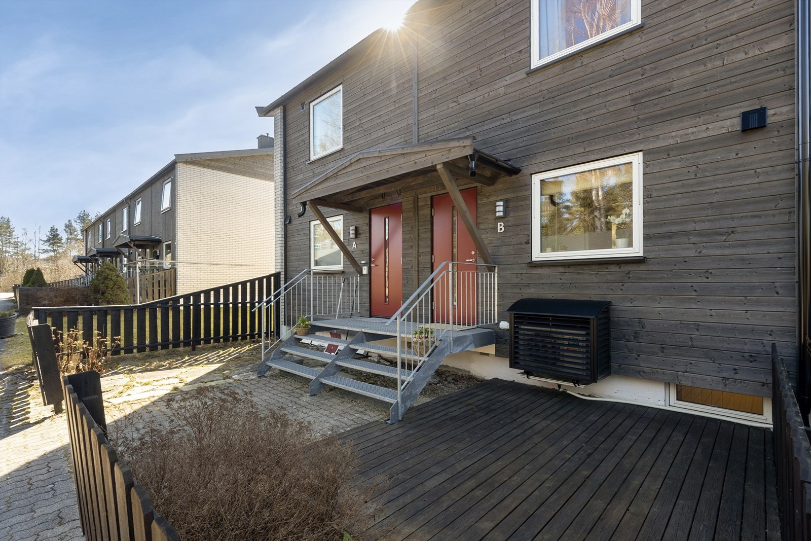 Boligen har også en koselig terrasseplatting ved inngangspartiet som er avgrenset med gjerde. Galleribilde