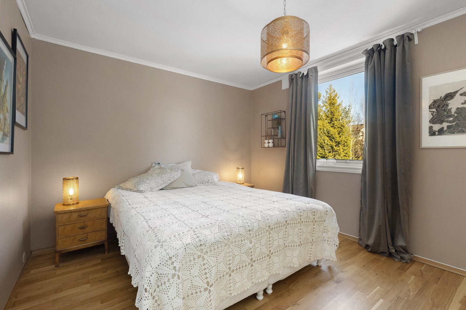 Leiligheten har tilsammen tre soverom, alle beliggende i 2. etasje. Hovedsoverommet vender mot øst, mens de to andre er vestvendt. Galleribilde