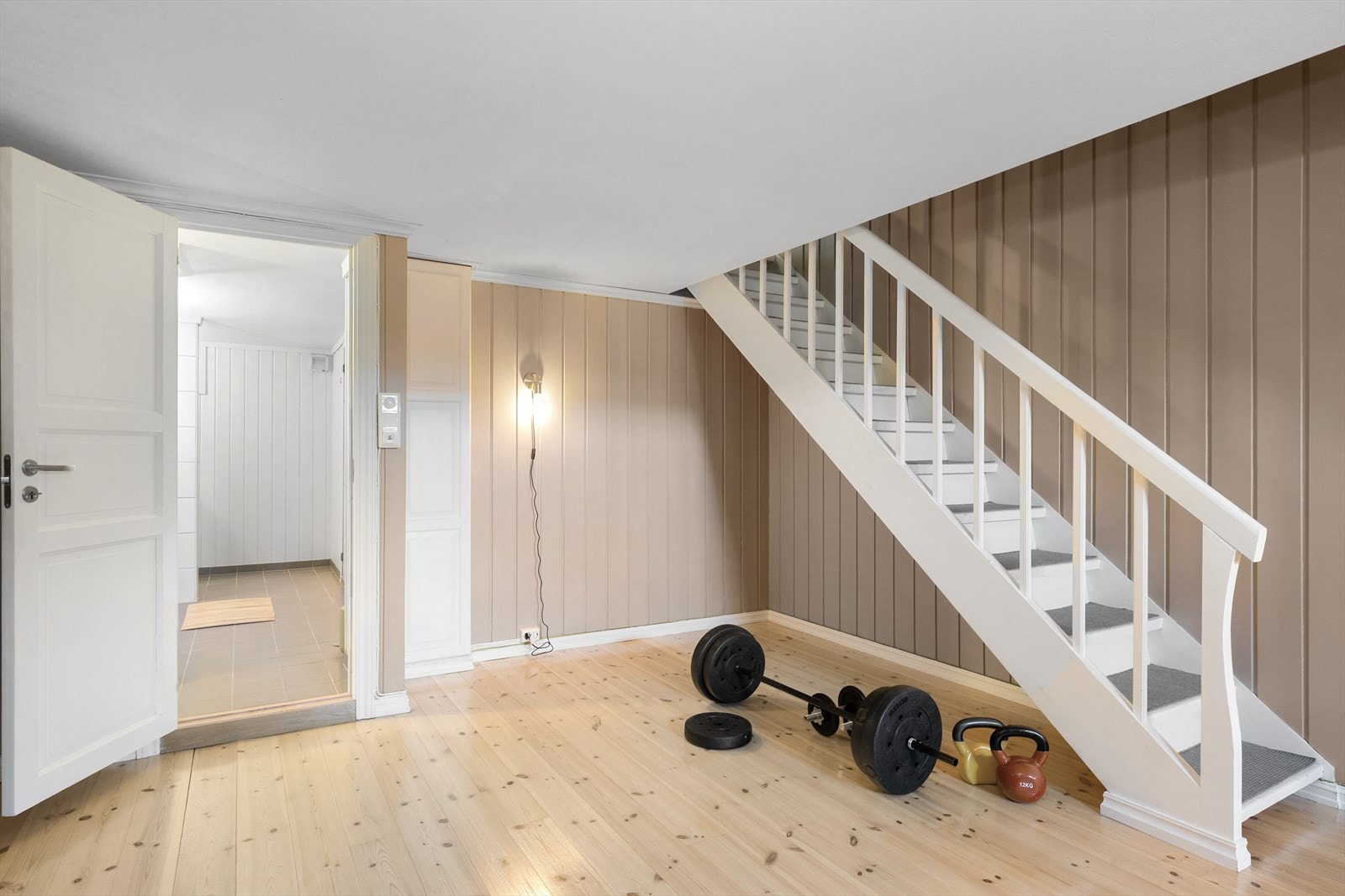 Kjellerstua er innredet og omgjort uten at dette er søkt om og uten at nødvendig godkjennelse er gitt av kommunen. Galleribilde