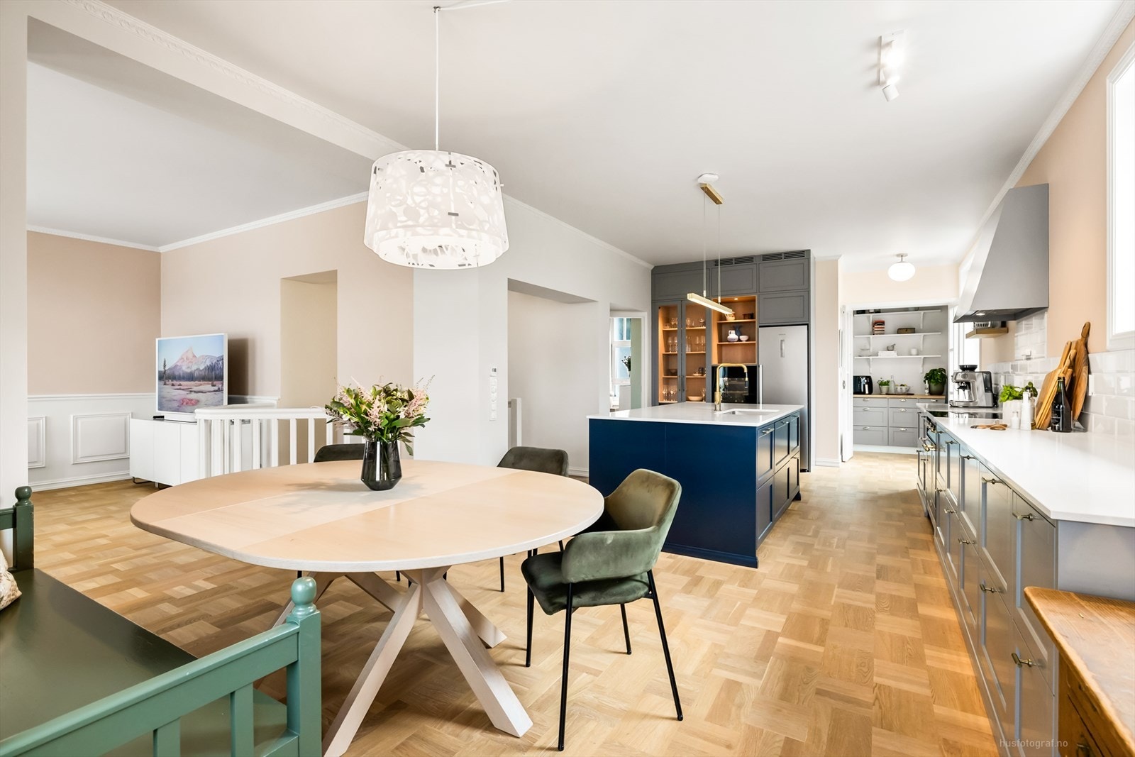 Leiligheten fremstår innvendig som ny og har overflater, utstyr og innredning fra 2021 Galleribilde