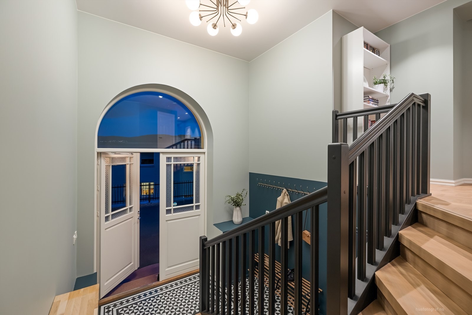 Praktisk bodrom under trappen på bildet. Galleribilde