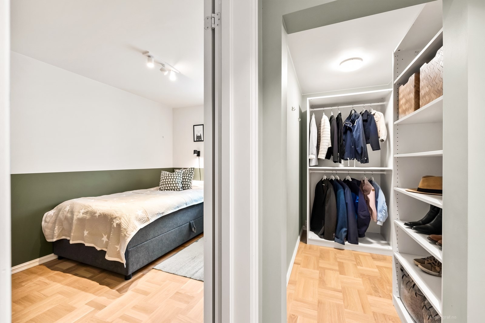 Omkledningsrom i tilstøtende rom - også dette med parkett i eik Galleribilde