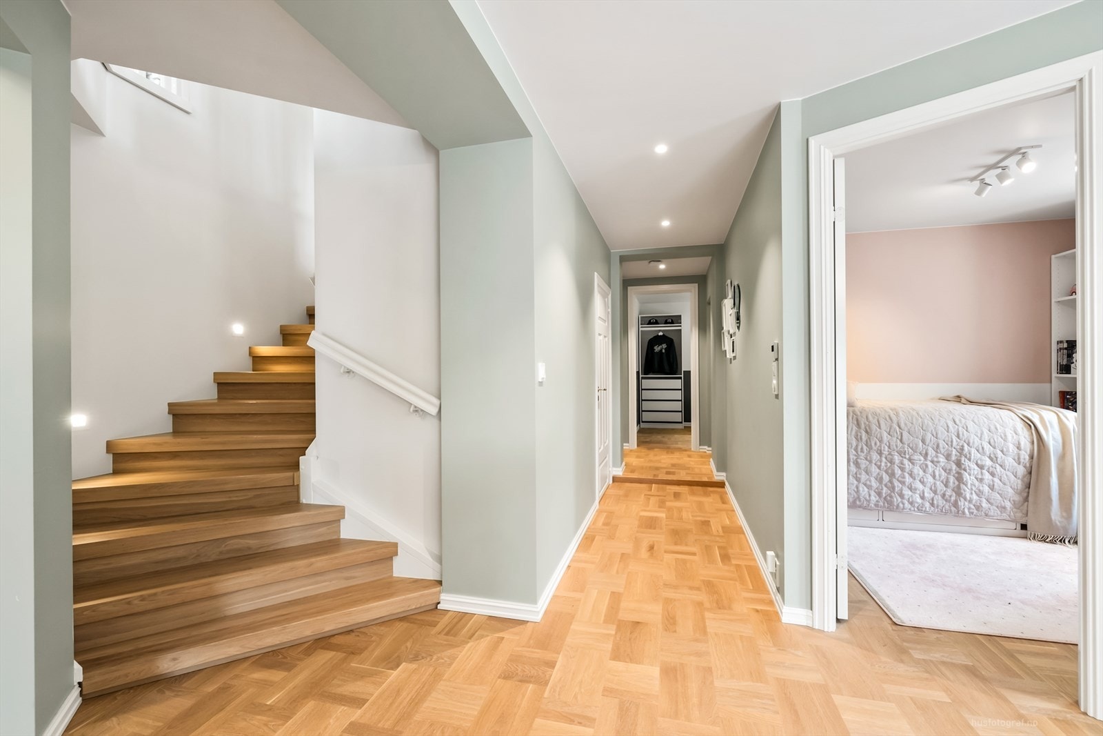 Stilfullt og elegant preg med flott og belyst trapp med trinn i eik Galleribilde