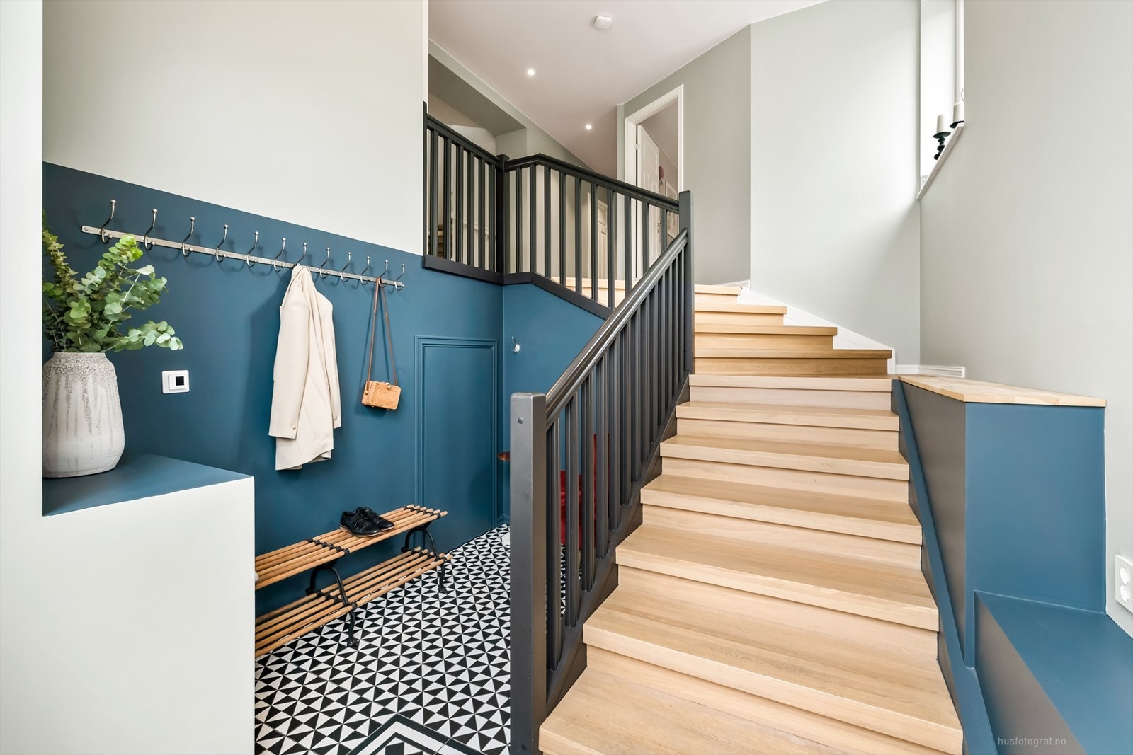 Fin hengegarderobe for gjester Galleribilde
