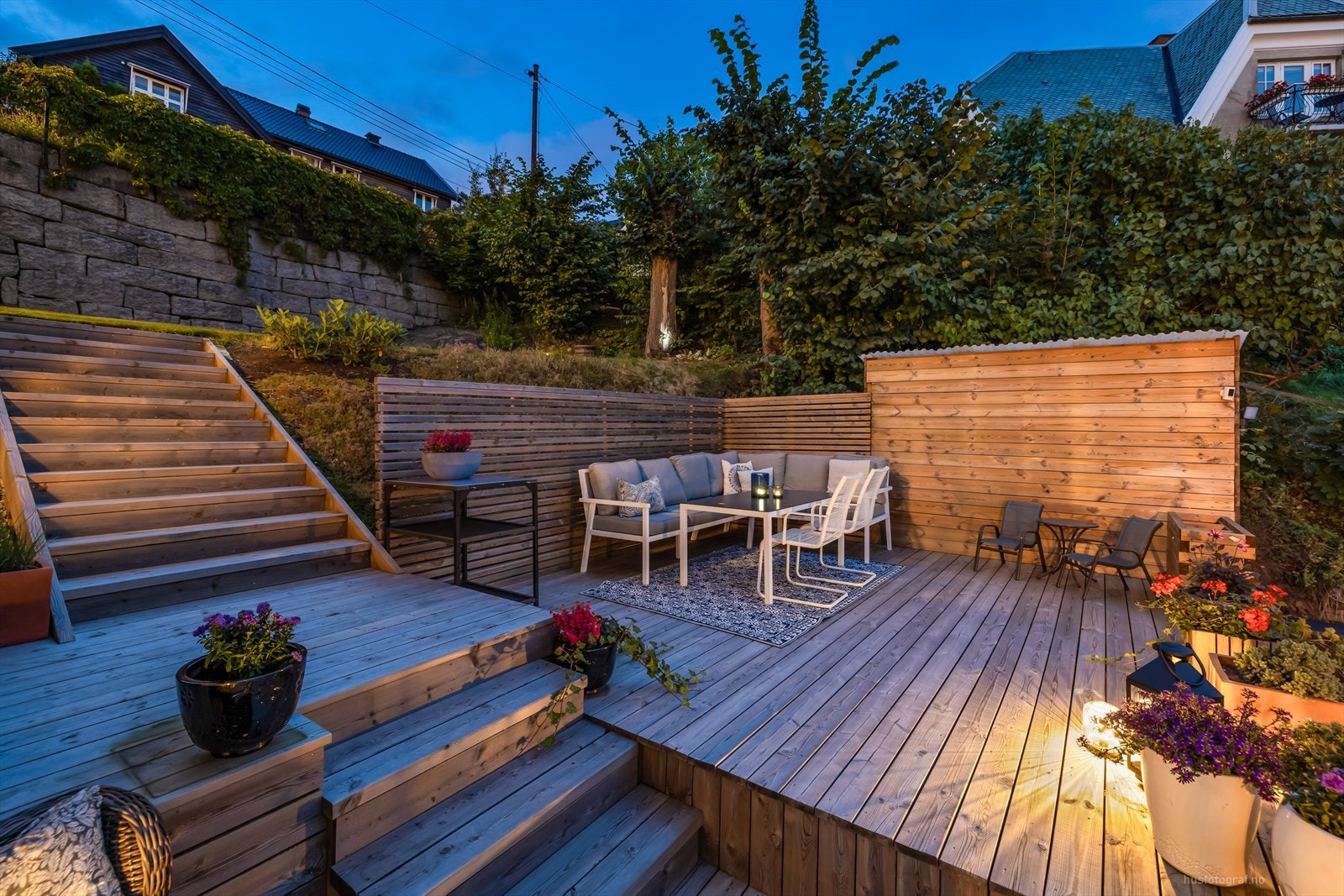 Stort og solrikt terrasseareal samt trapper opp til flat gressplen/hage. Galleribilde