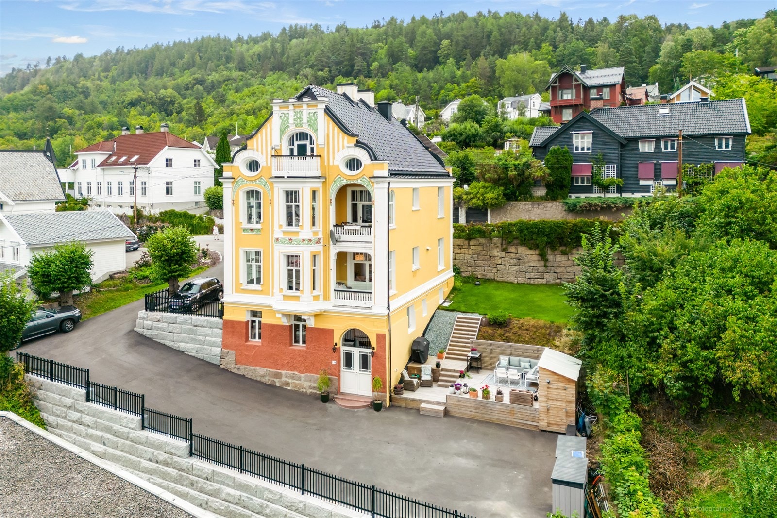 Vi ønsker velkommen til Bergstien 64 B - Bygget i Bragernesåsen som de fleste har lagt merke til og som setter farge til nærmiljøet! Galleribilde