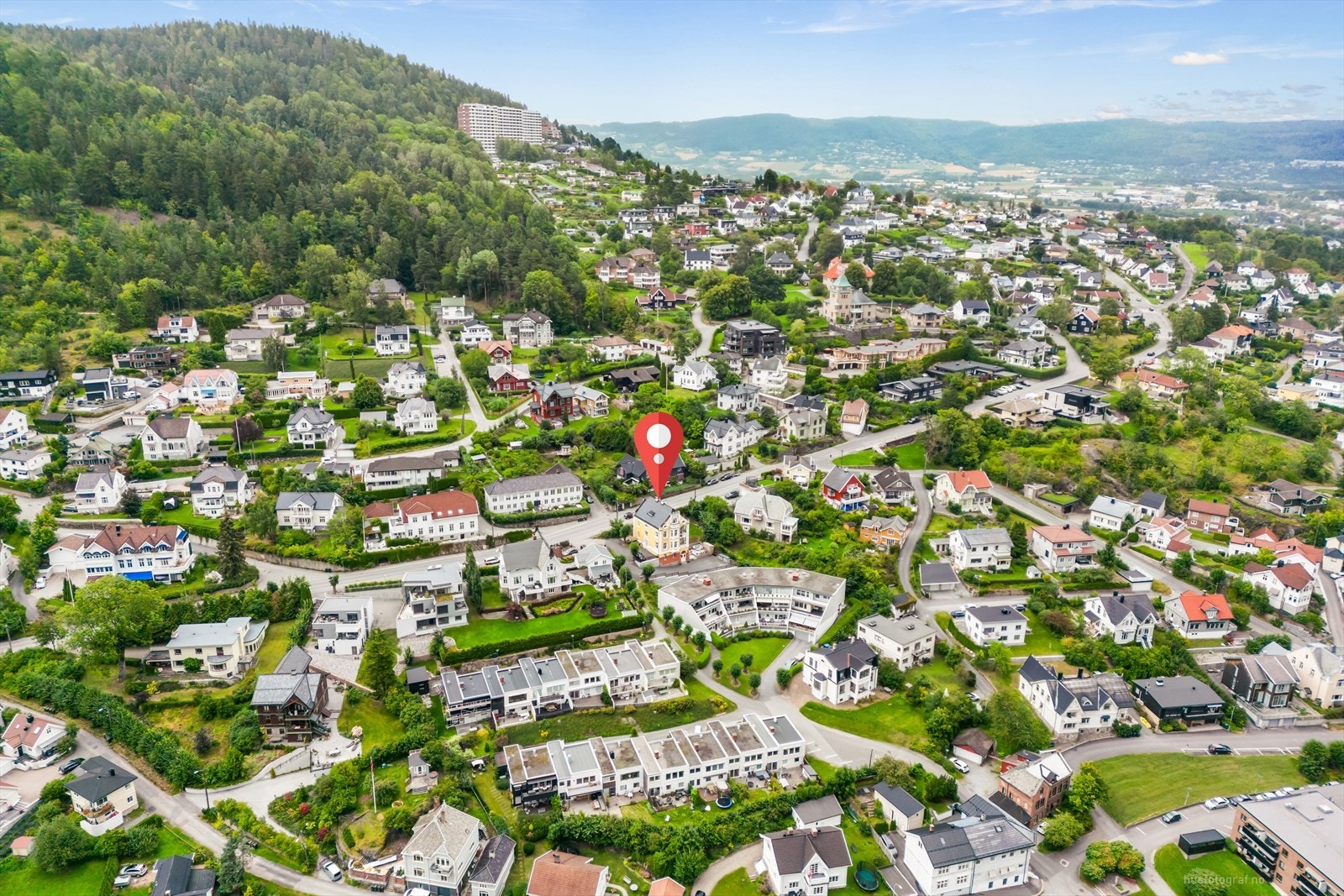 Her bor man med bylivet innen kort gangavstand og med tilgang til turstiene i åsen rett bak Galleribilde