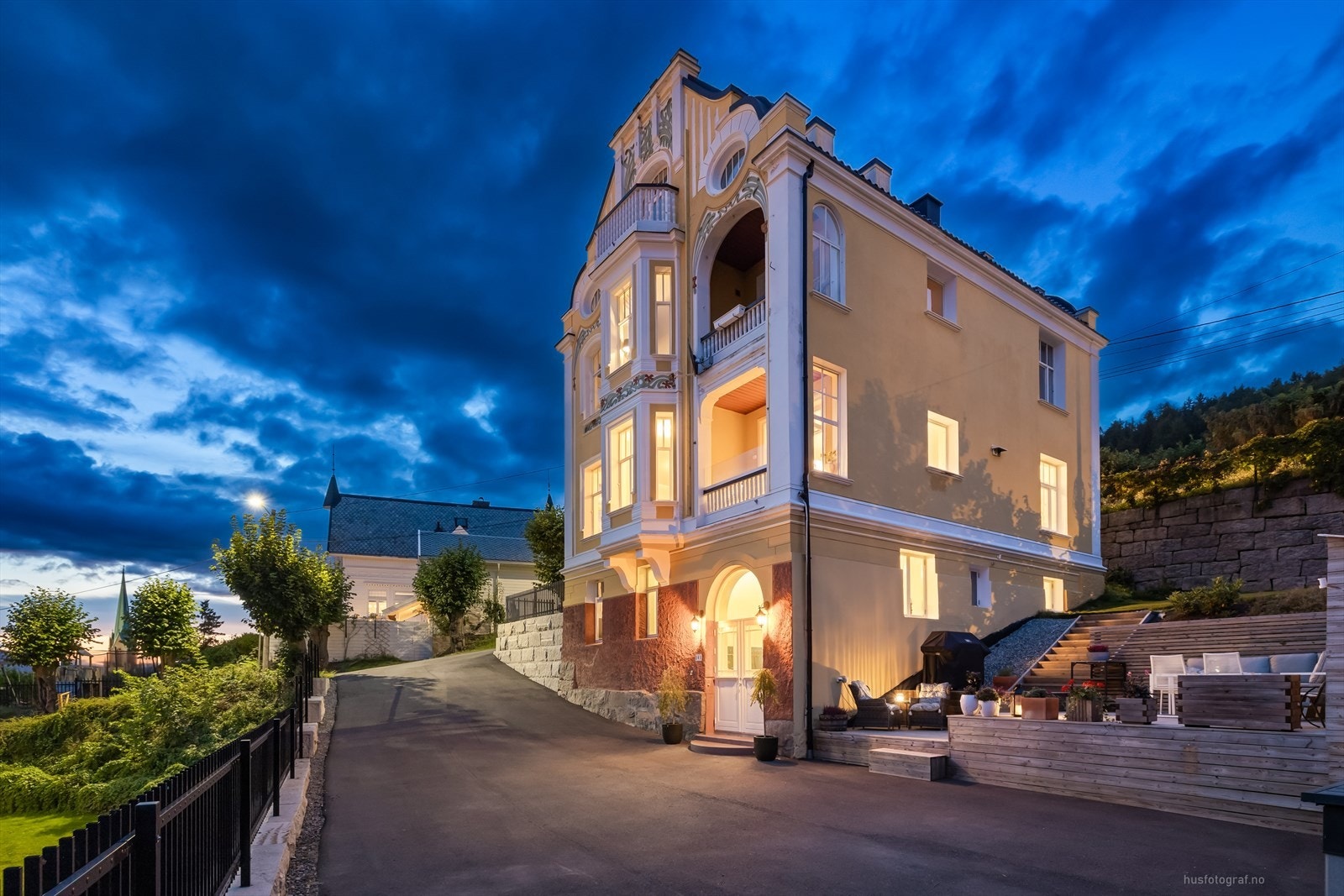 Eksklusiv og renovert byleilighet i ærverdig og ikonisk jugend-villa. Villaen som etter all sannsynlighet er tegnet av Arkitekten Alf Hurum, er preget med flott dekor/ornamenter tilhørende Wiener-jugendstilen på fasaden Galleribilde