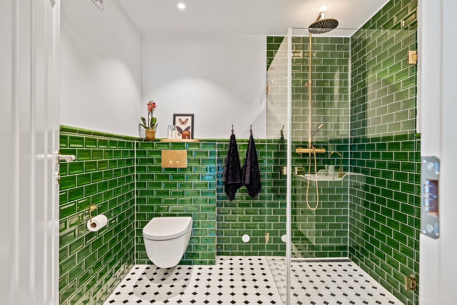 Badet har engelsk-inspirert stil og er gjennomført utført med matchende og eksklusivt baderomsarmatur Galleribilde