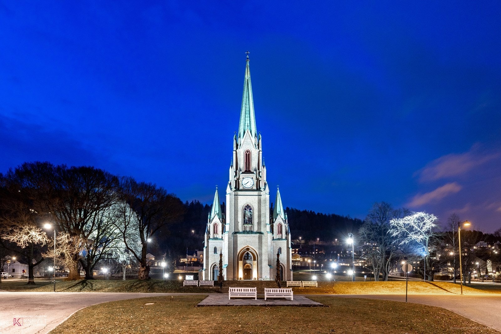 Vakre Bragernes kirke ligger mellom boligen og torget Galleribilde