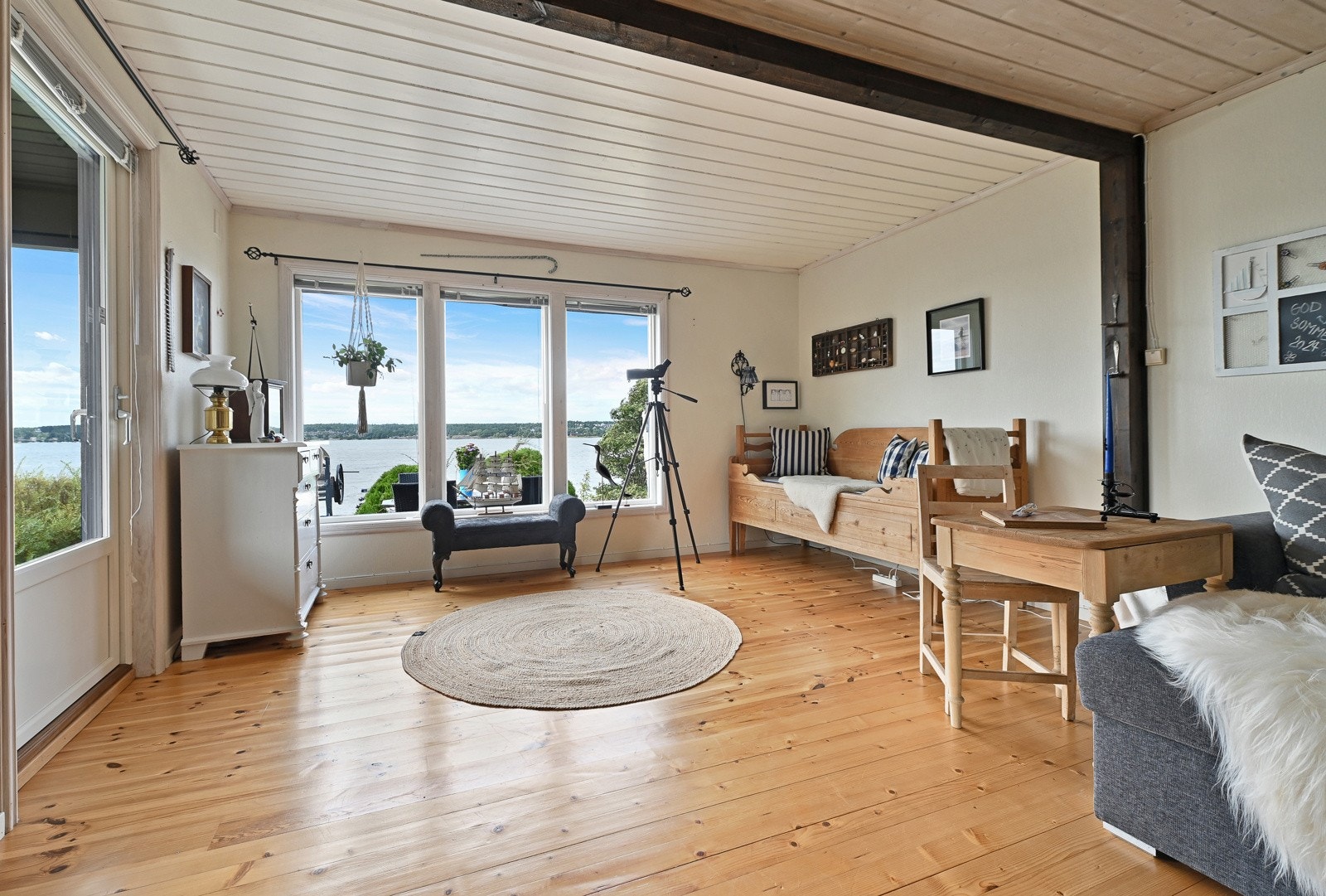 Hytta har lys og romslig stue, og utsikten kommer god frem. Galleribilde