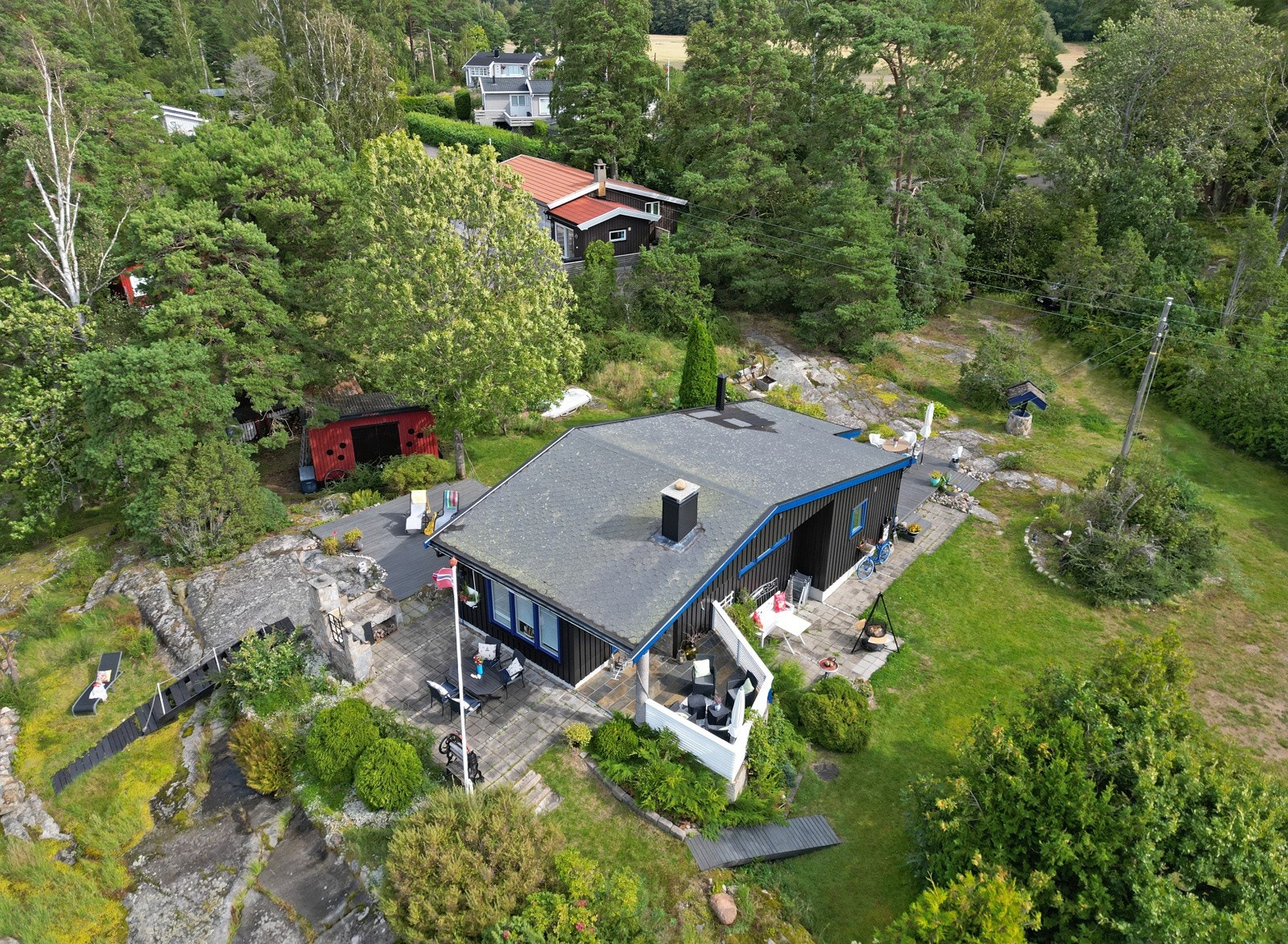 Det er bilvei helt frem, og parkering på egen tomt. Galleribilde