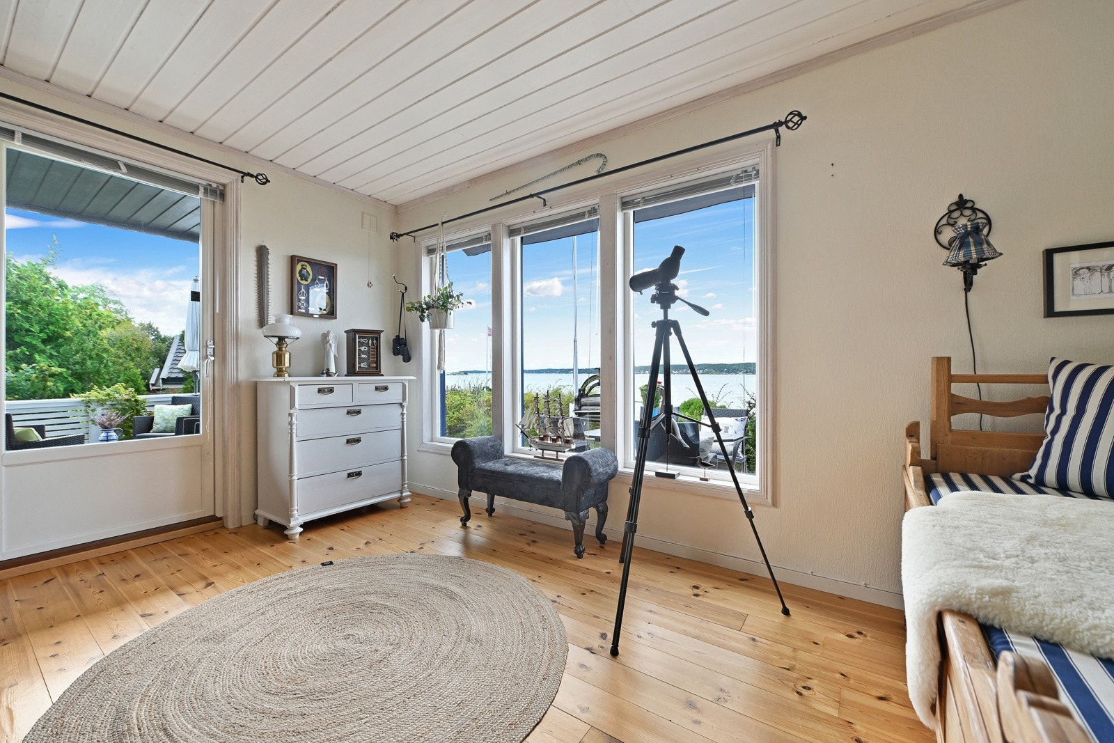 Store vinduer slipper inn godt med dagslys. Galleribilde