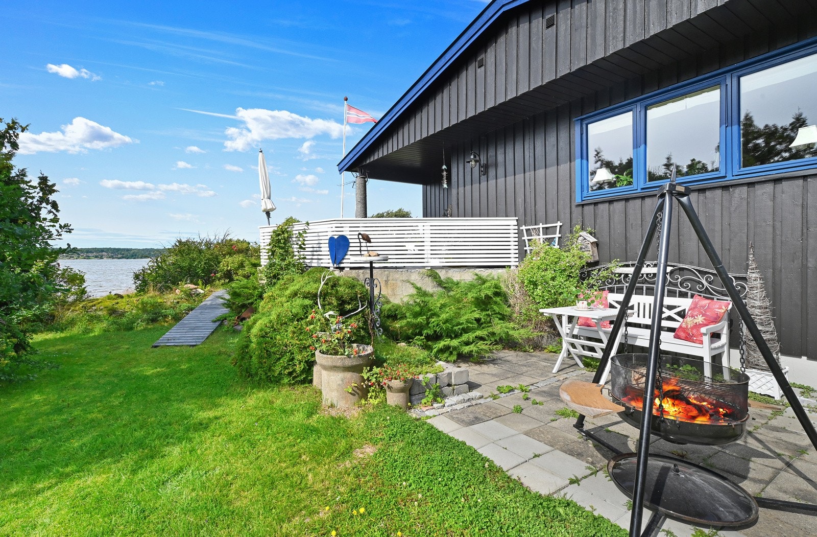 Eiendommen har flott utsikt til sjøen, og meget gode solforhold. Galleribilde