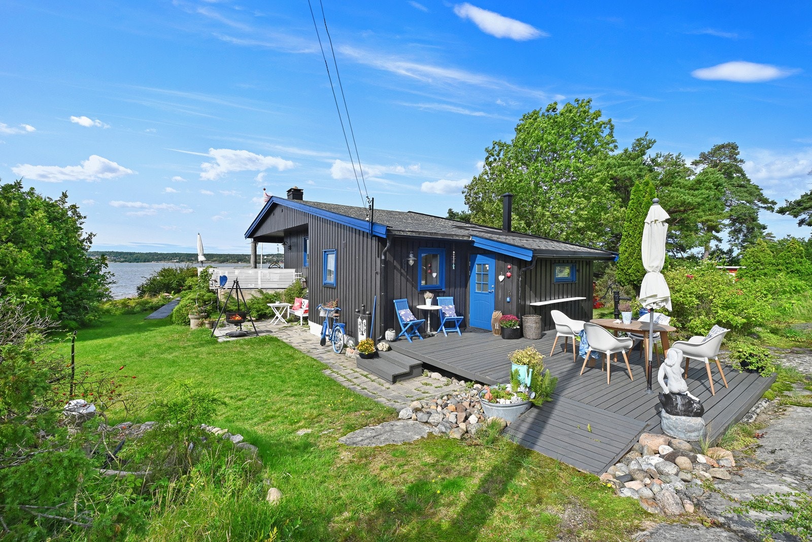 Det er flotte uteplasser på alle sider av hytta. Galleribilde