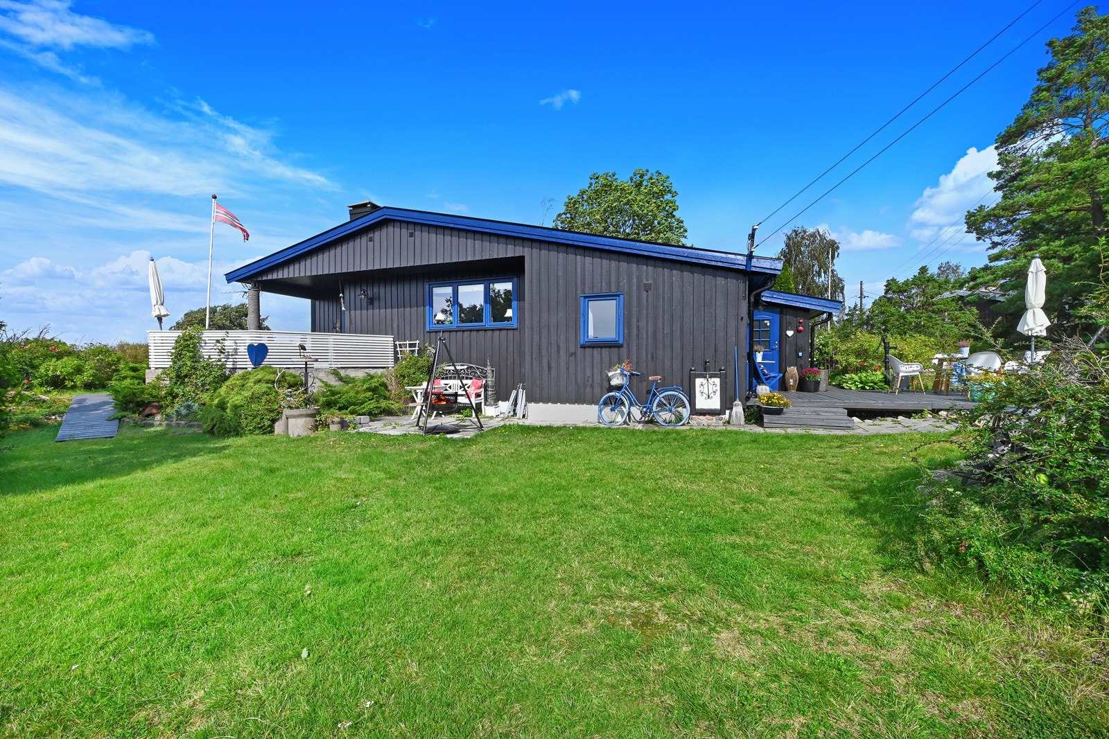 Dette er en vestvendt beliggende fritidsbolig som ligger vestvendt i første rekke mot sjøen. Galleribilde