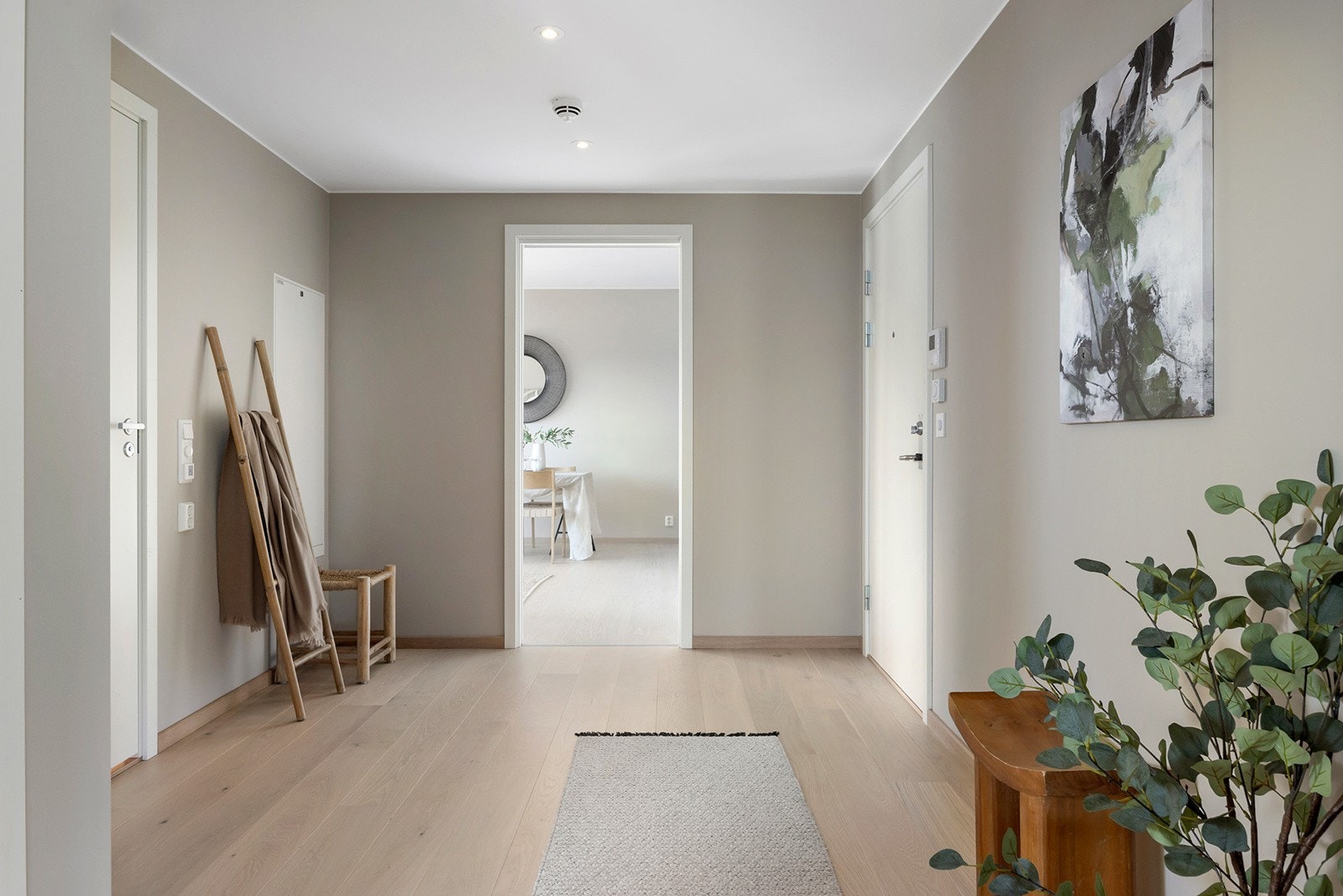 God plass til å henge fra seg yttertøy og sette fra seg sko. Galleribilde