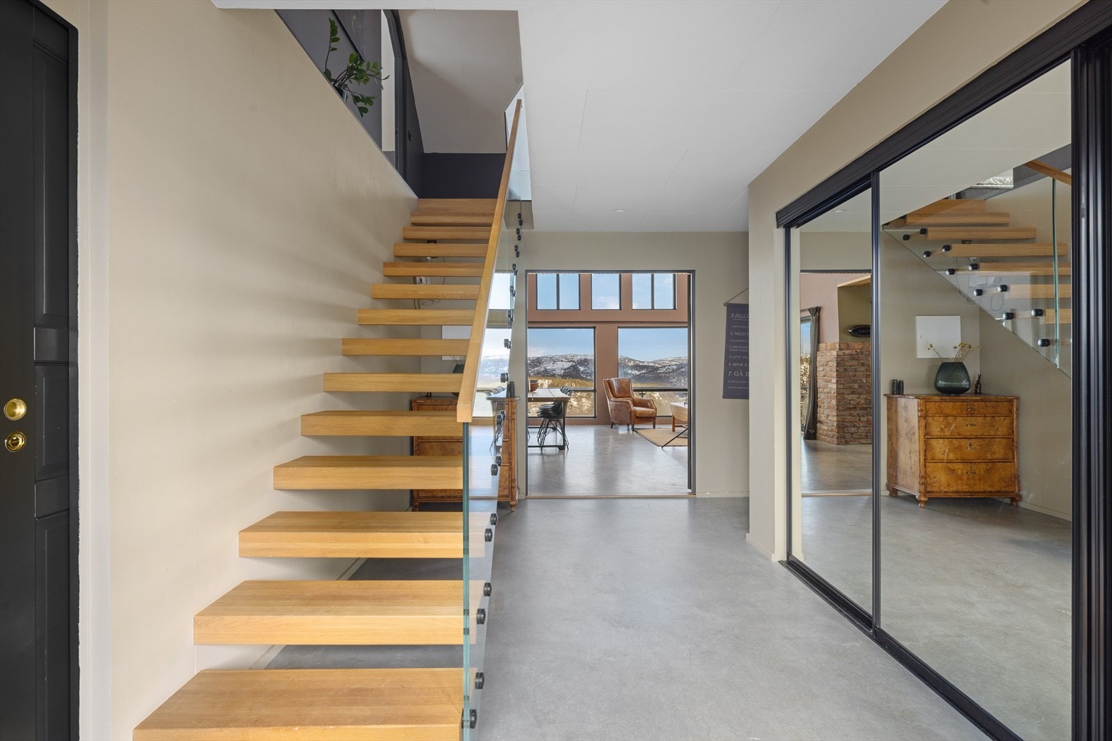 Stilig betonggulv og stor skyvedørsgarderobe Galleribilde