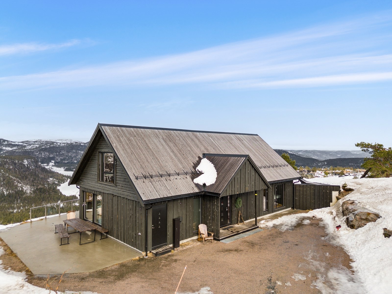 Romslig gårdstun - elbillader Galleribilde