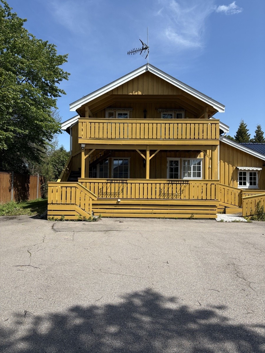 To store terrasser med møbler for sene sommerkvelder Galleribilde