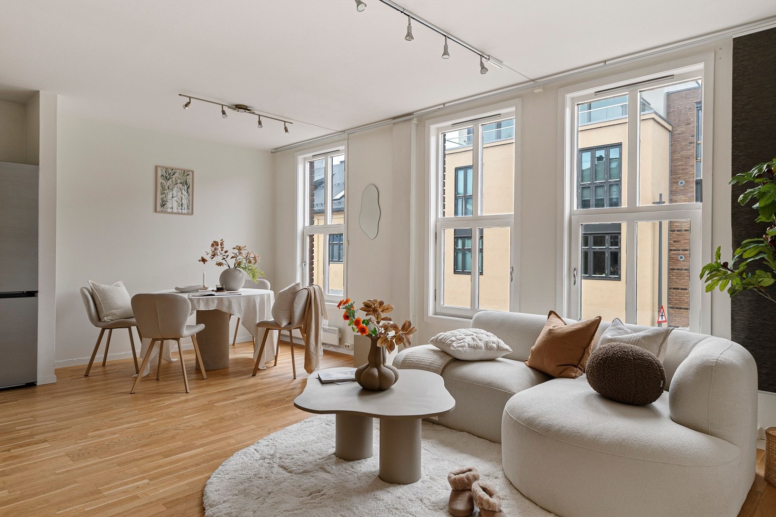 Stor og lys stue med god takhøyde, godt innlys fra de store vinduene og flere møbleringsalternativer. Galleribilde