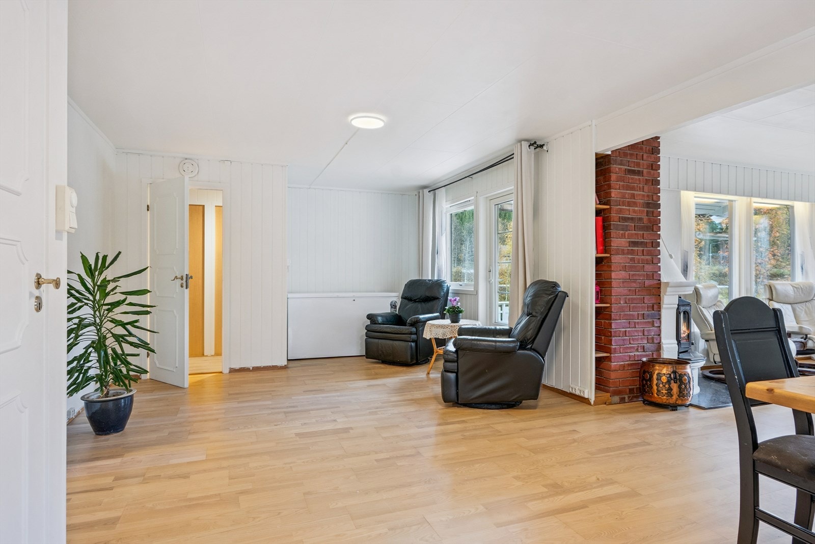 Åpen stue med flere soner for møblering. Galleribilde