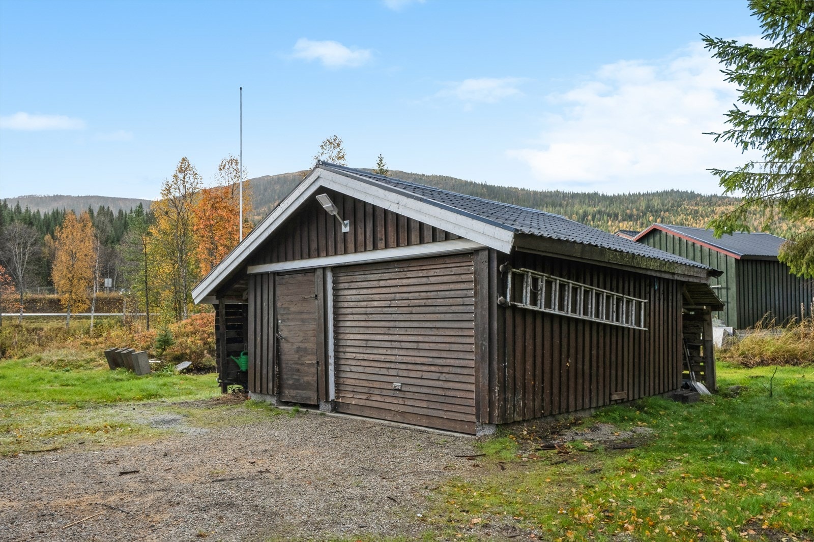 Garasje. Overskuddsmasse rundt veranda er brukt til å fylle rundt garasje. Galleribilde