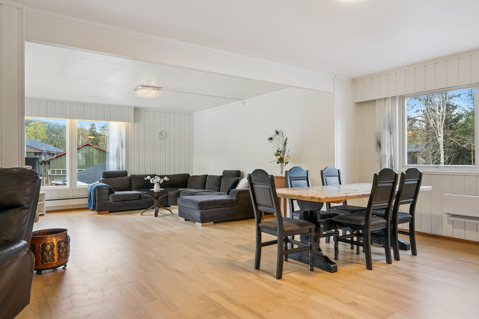 Stue med varmepumpe (2023) og peis. Galleribilde