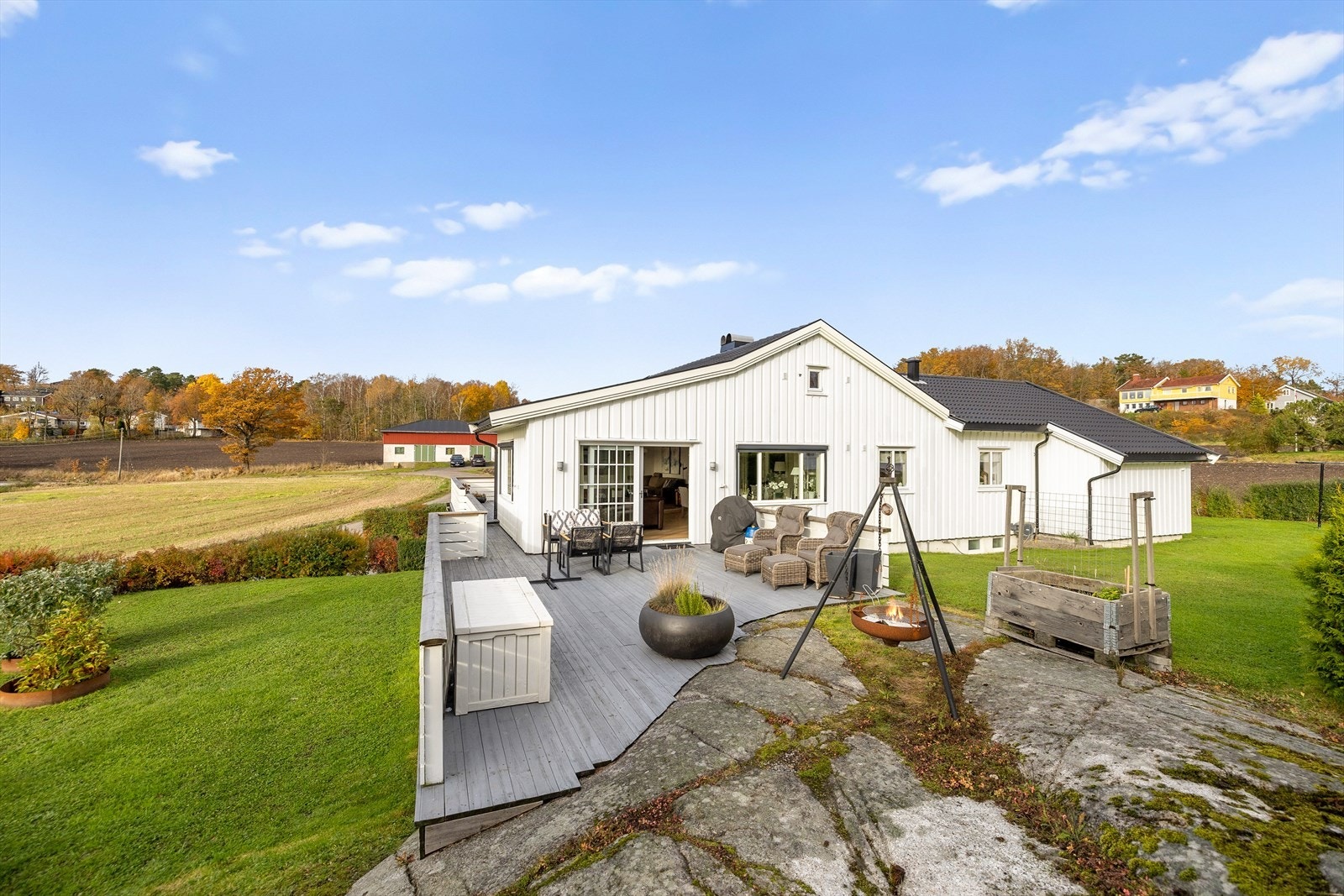 Her bor du i et fredelig og naturskjønt nabolag med kort vei til både skog, sjø og sentrum. Området er kjent for sitt trygge og barnevennlige miljø, med lite trafikk og gode lekeområder i nærheten. Galleribilde