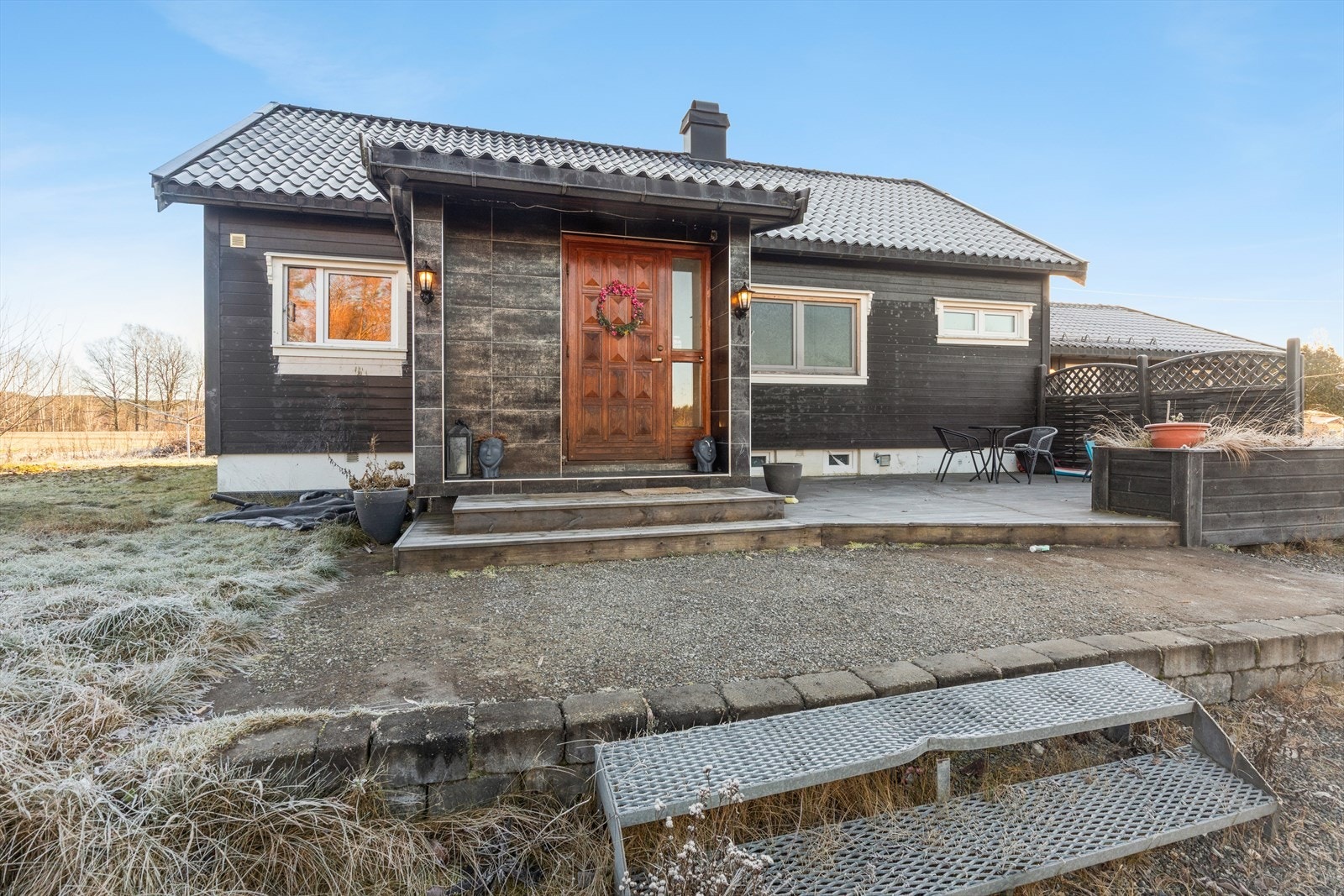 Inngangsparti med terrasseplatting til hovedbolig. Galleribilde