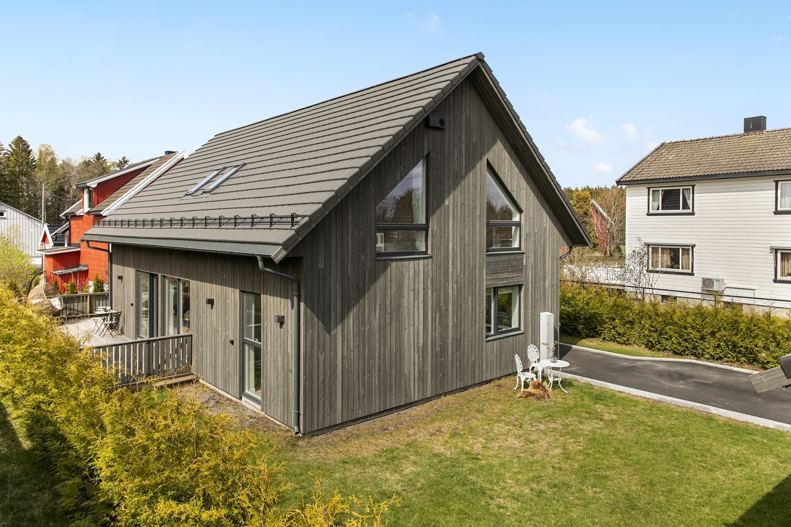 Eiendommen har en asfaltert gårdsplass og en frittstående garasje med tilhørende carport. Galleribilde