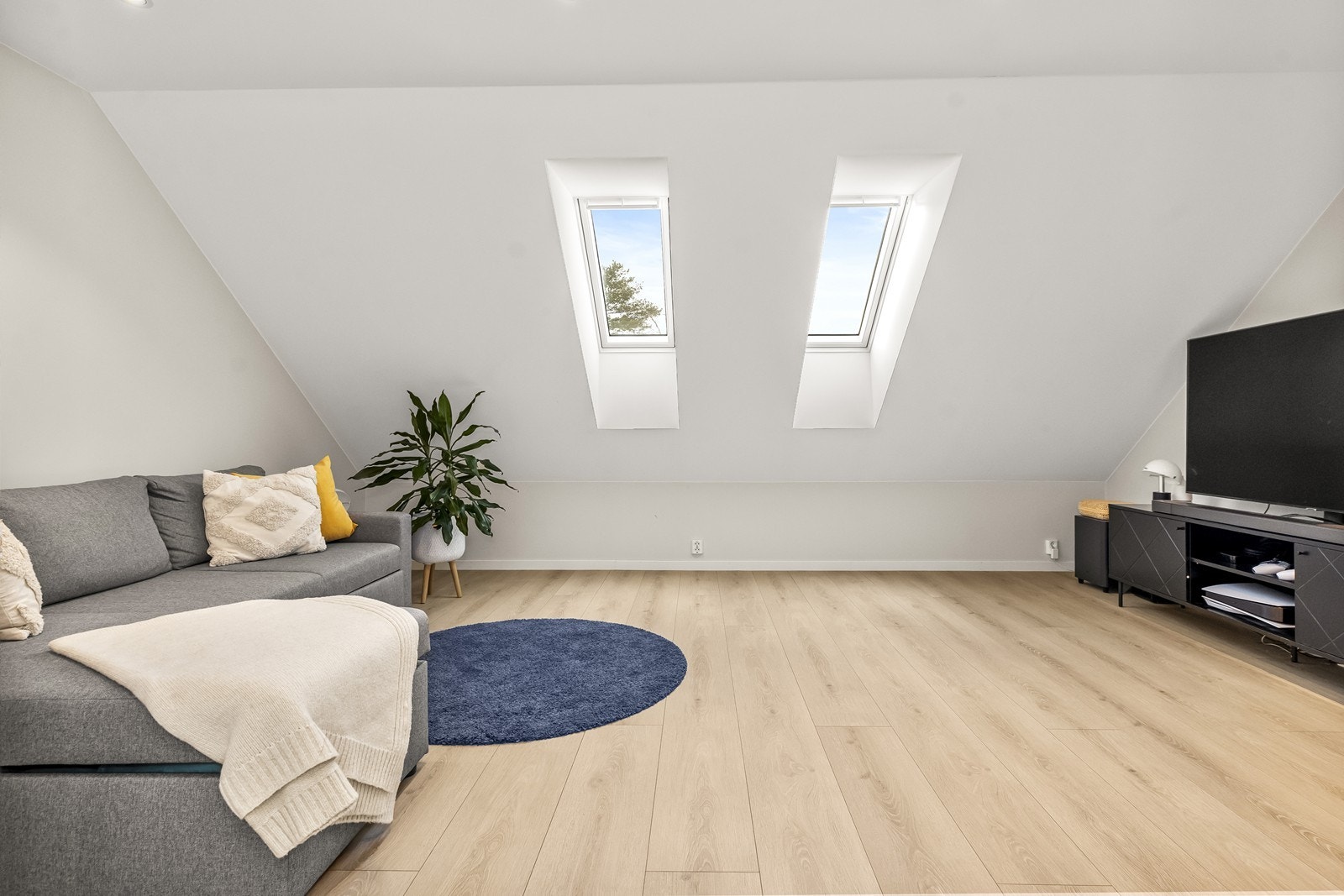 Loftstuen er et fleksibelt rom som gir ekstra plass for lek eller TV-krok. Galleribilde