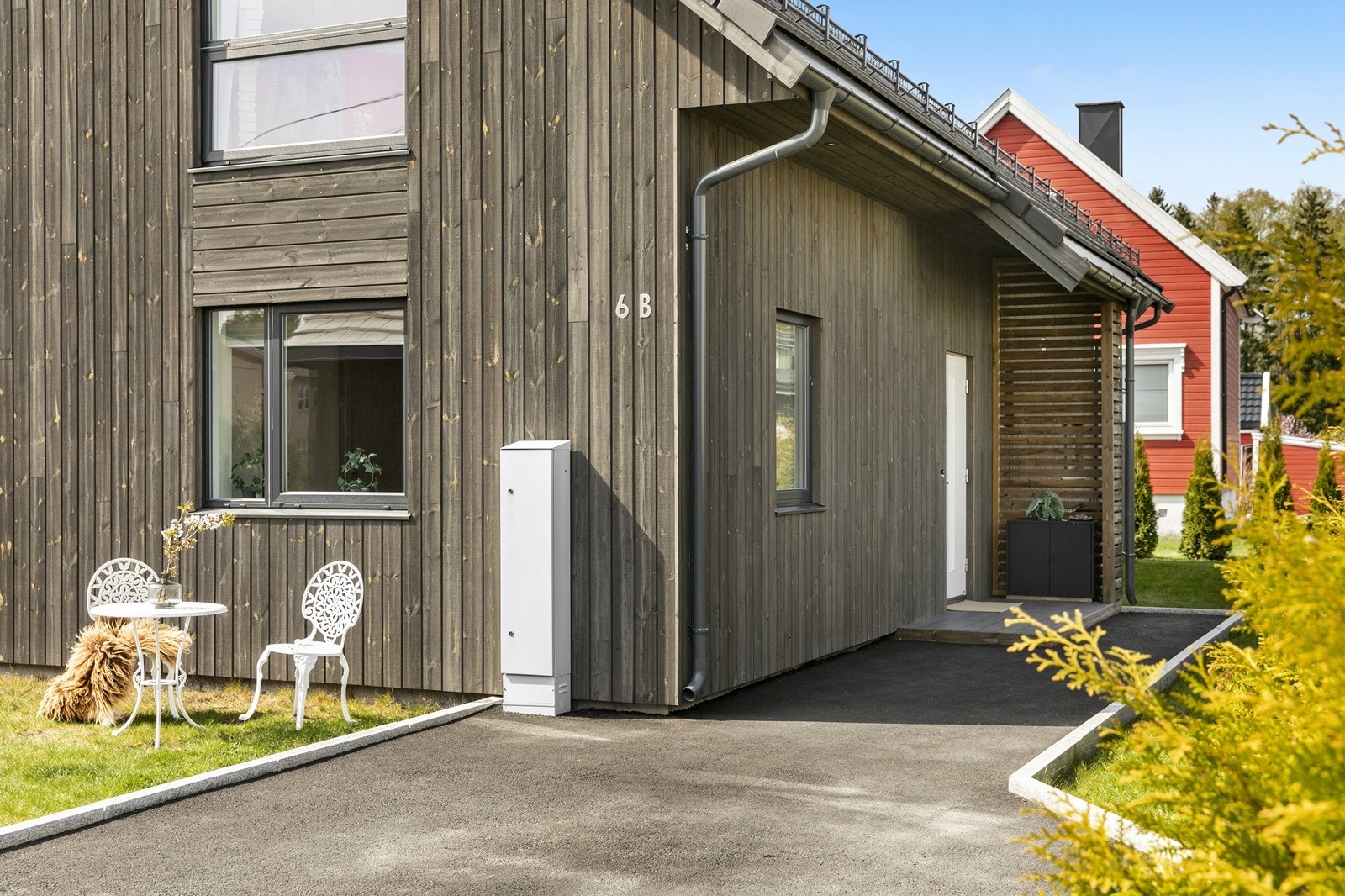 En moderne enebolig fra 2020 med stående bordkledning og en stor, usjenert uteplass. Galleribilde