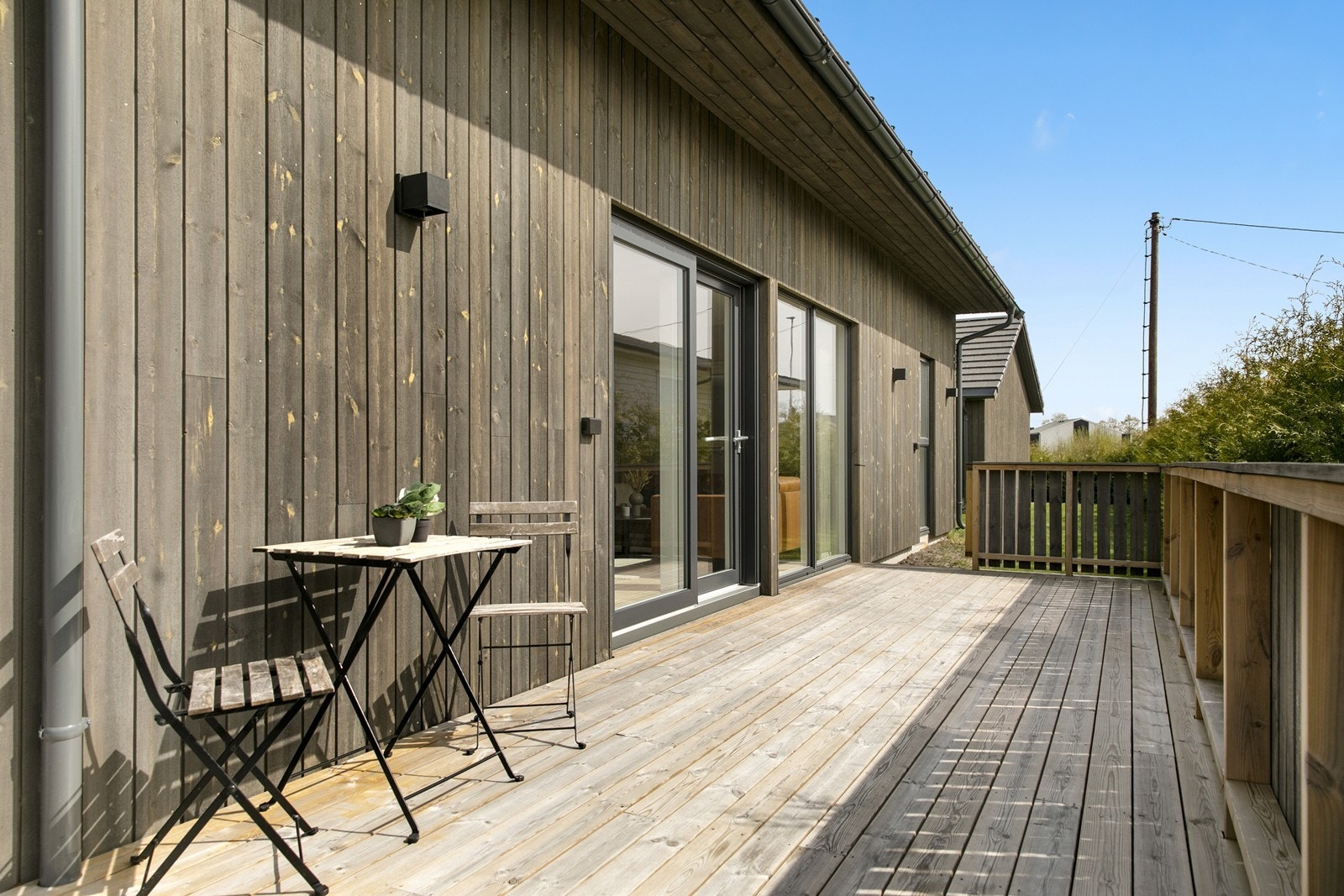 Uteplassen er en flott forlengelse av stuen, med god plass til flere sittegrupper. Galleribilde