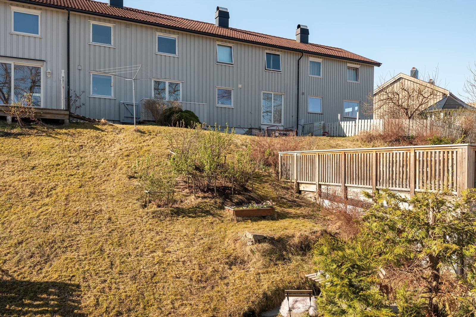 Det er mulighet å etablere garasje fra baksiden av huset. Ved etablering av garasje eller oppstillingsplasser må det søkes om til kommunen. Det er også gateparkering i området. Galleribilde