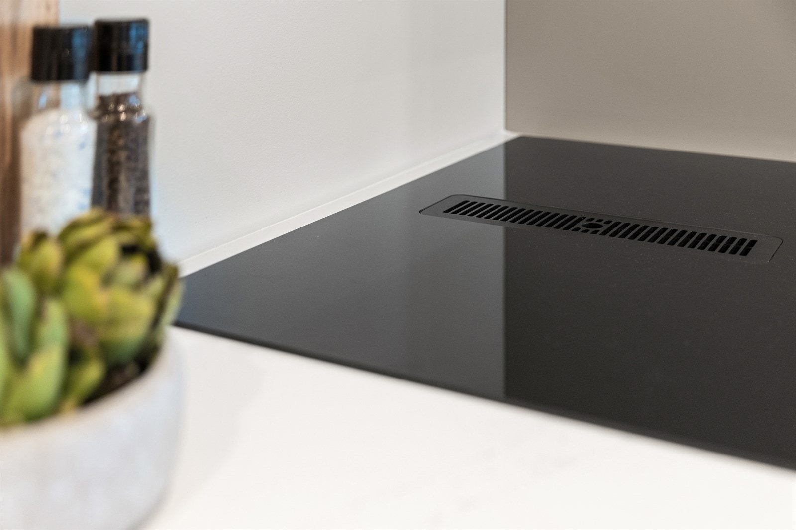 Integrert platetopp gir kjøkkenet et minimalistisk og elegant uttrykk. Galleribilde
