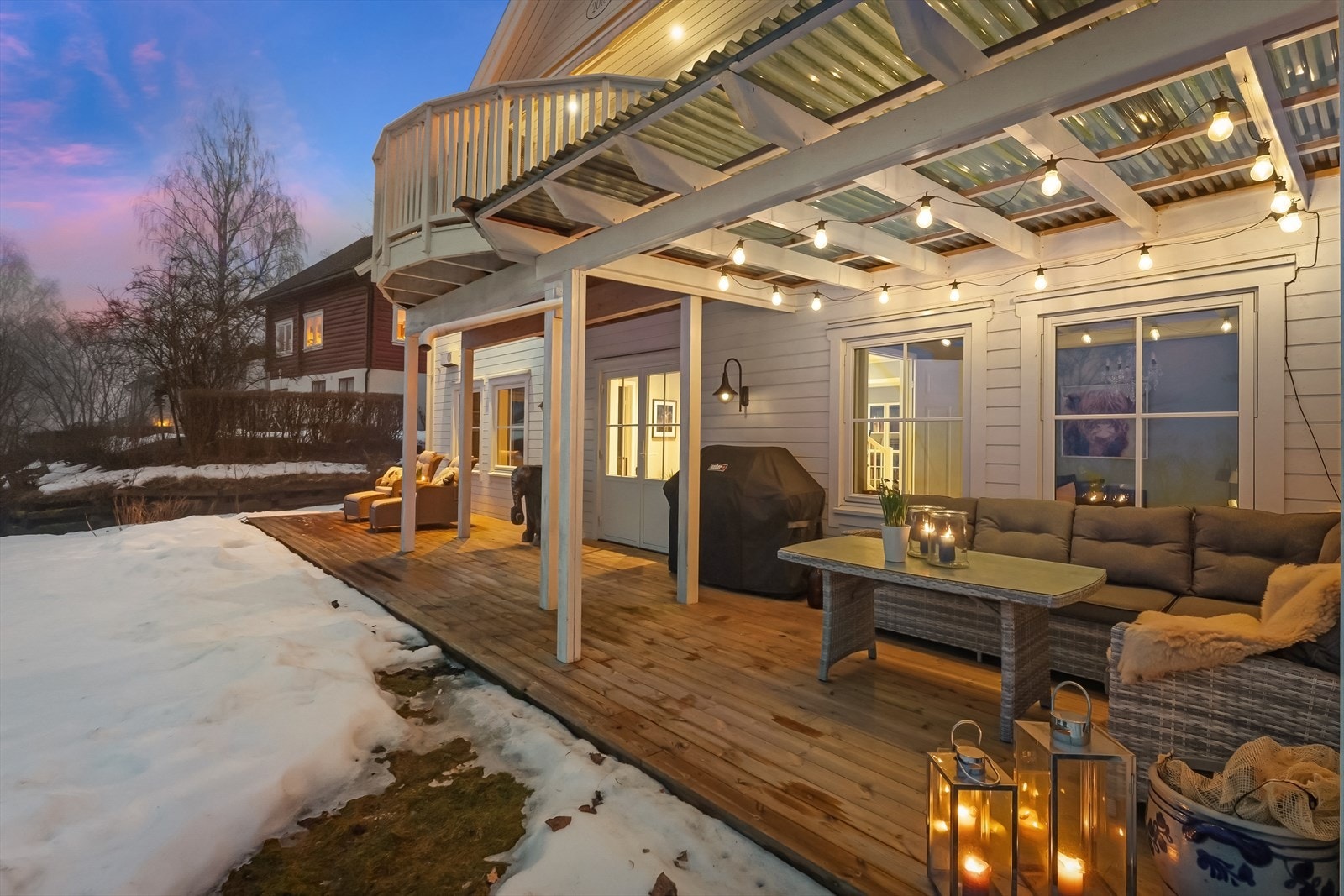 Fra stuen i underetasjen er det utgang til nordvendt terrasse. Under terrassebordene er støpt i 3 meters bredde, dekket med epoxybelegg. Galleribilde
