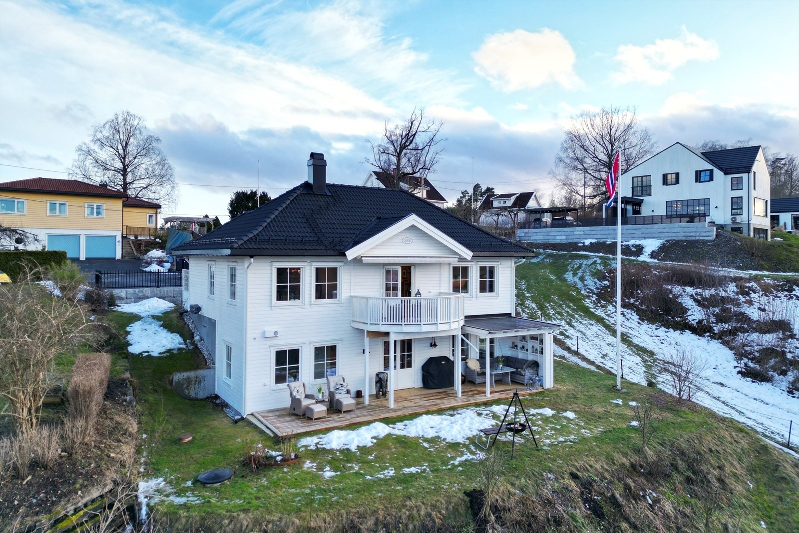 Praktfull villa med flere flotte soner utendørs. Galleribilde
