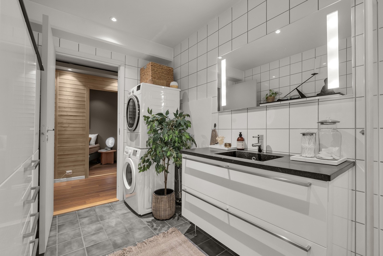 Badet er romslig, praktisk og pent. Flislagt på både gulv og vegger Galleribilde