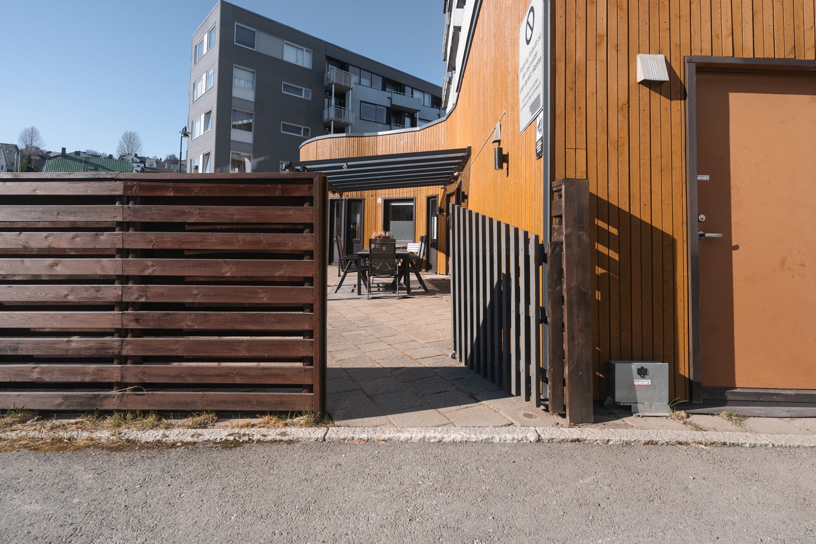 Leiligheten har privat adkomst og et svært romslig privat uteområde Galleribilde