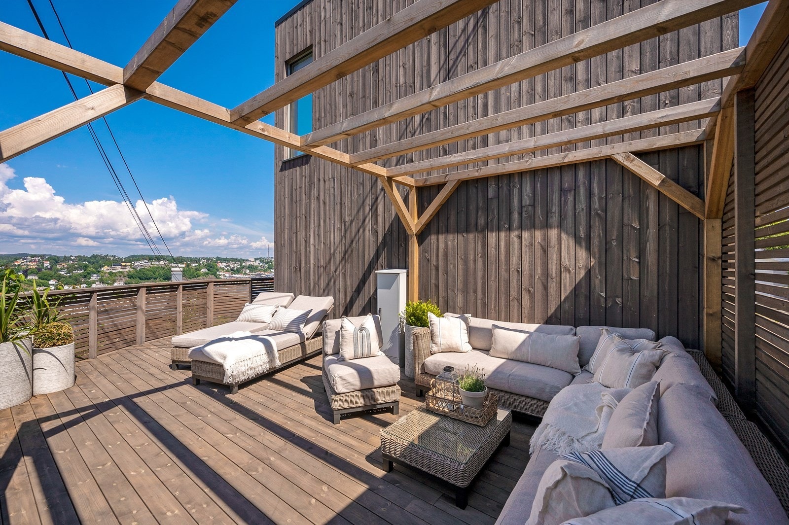 Hyggelig terrasse med god plass til møblement Galleribilde