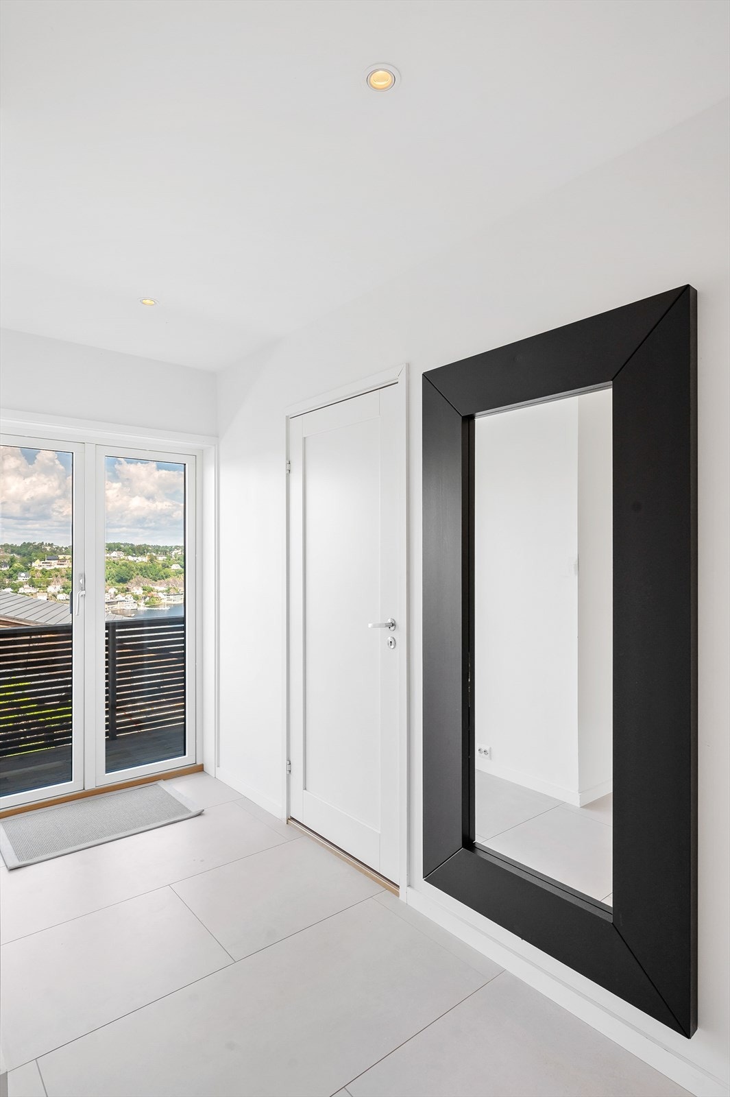 Fra gangen er det adkomst til terrasse gjennom doble dører Galleribilde