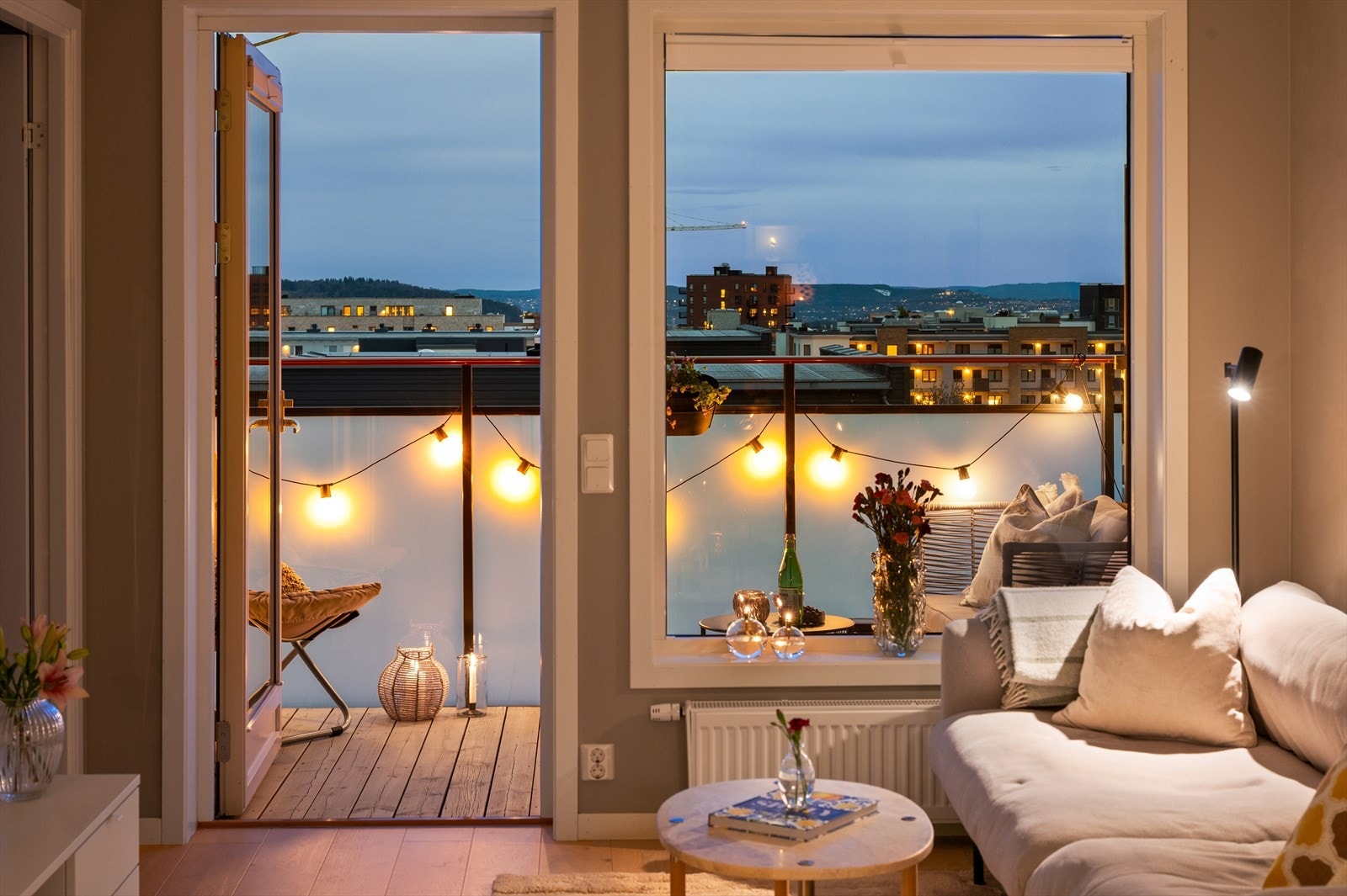 Dette er en utrolig flott 3-roms toppleilighet med nydelig utsikt og balkong med sol fra morgen til kveld. Galleribilde