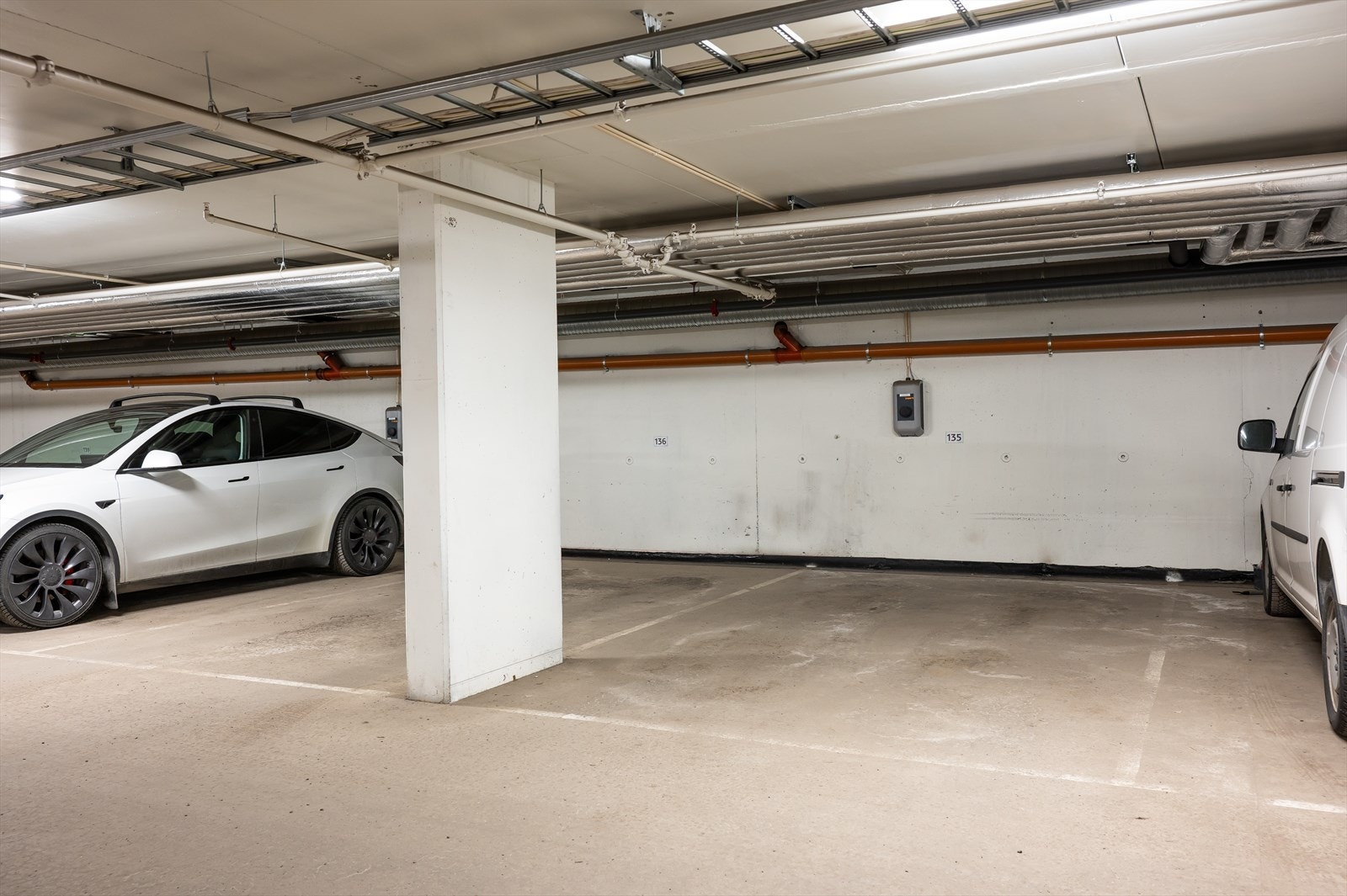 Bruksrett til stor parkeringsplass merket med nr. 135 medfølger. Plassen er opparbeidet med elbillader. Galleribilde