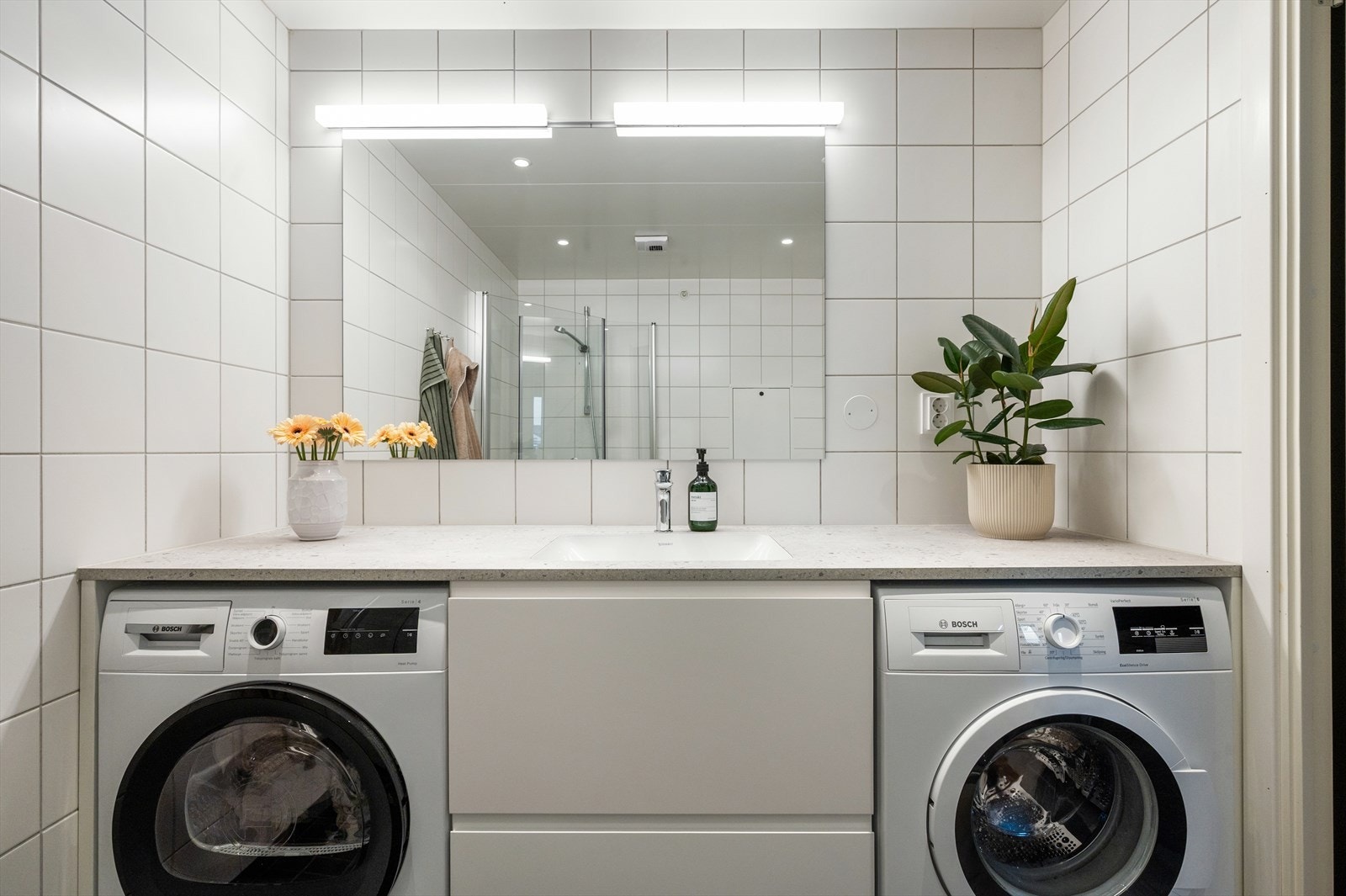 Det er opplegg for vaskemaskin under benkeplate (benkeplate ny i 2025). Avtrekksventil tilkoblet balansert ventilasjon. Galleribilde