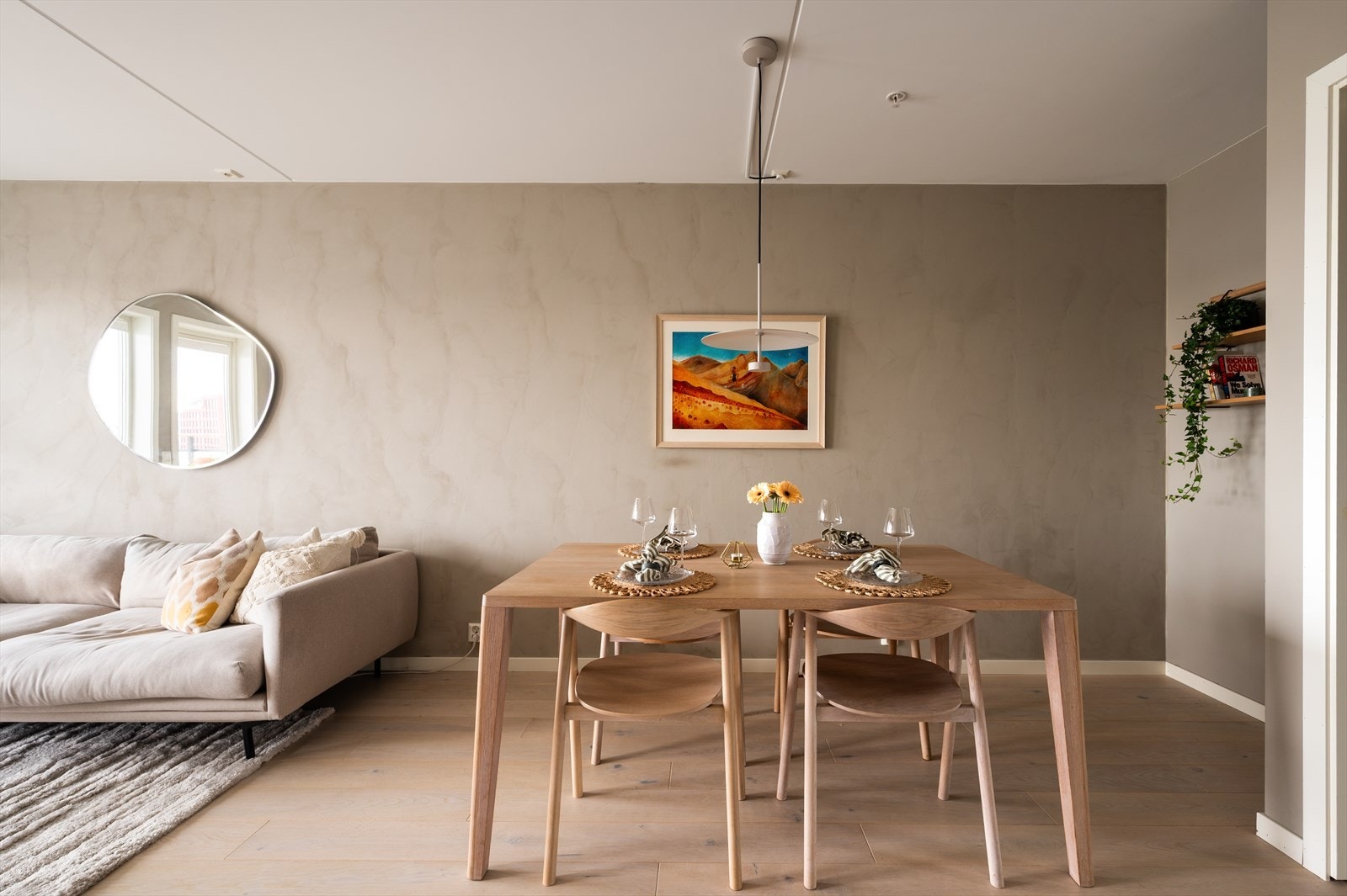 Leiligheten har flott 1-stavs parkettgulv og moderne fargetoner på vegg. Galleribilde