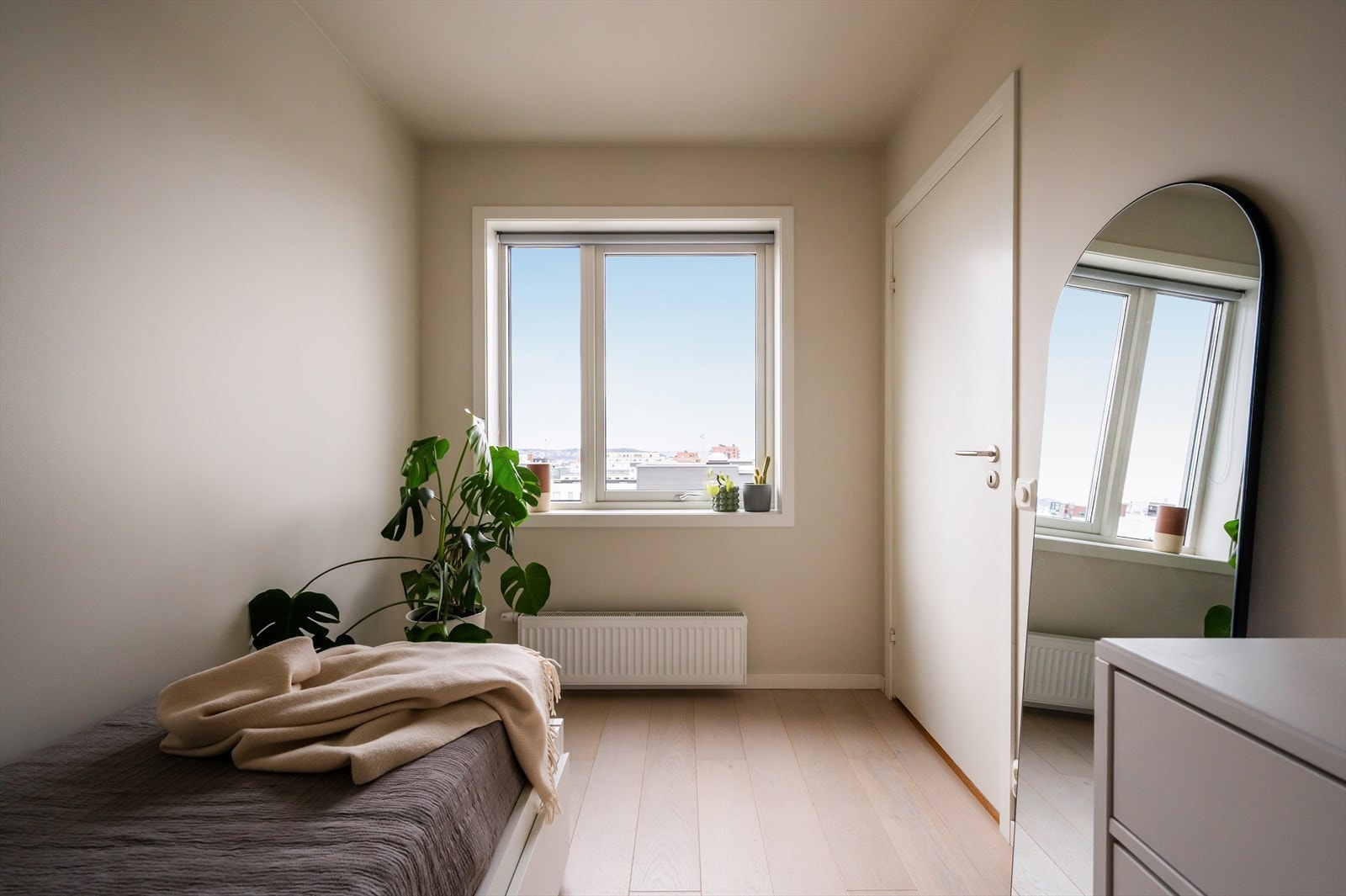 Soverom to passer utmerket til gjesterom, barnerom eller kontor. Adkomst til dette rommet er via stuen. Galleribilde