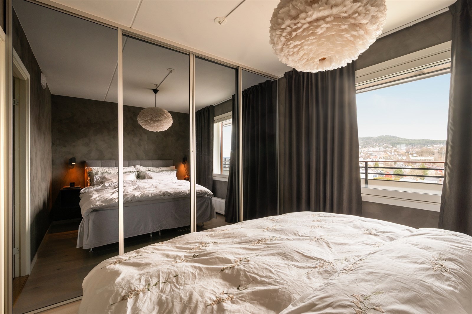 Stor skyvedørsgarderobe gir rikelig med oppbevaringsplass. Galleribilde