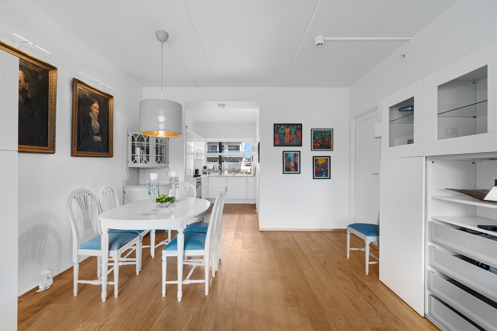 Åpen løsning fra stuen til kjøkken gir en god flyt og romfølelse. Galleribilde