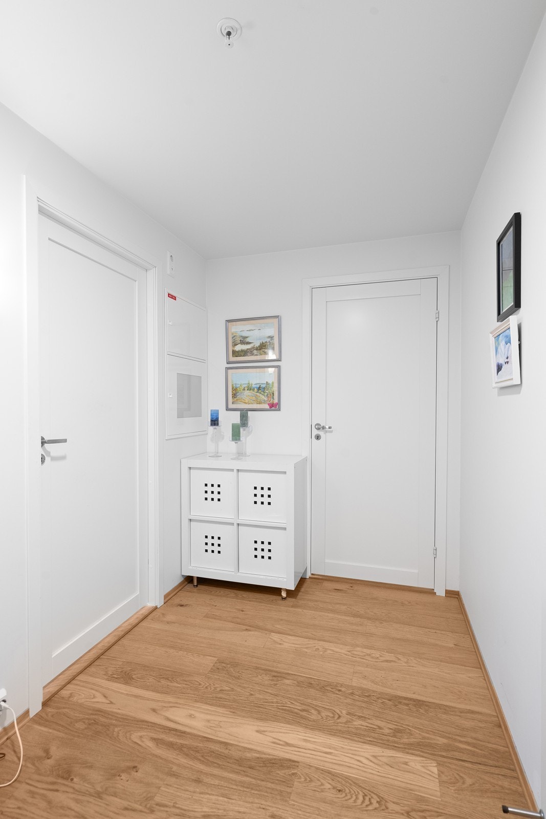 Her kommer du inn i en lys og åpen entréløsning. Galleribilde